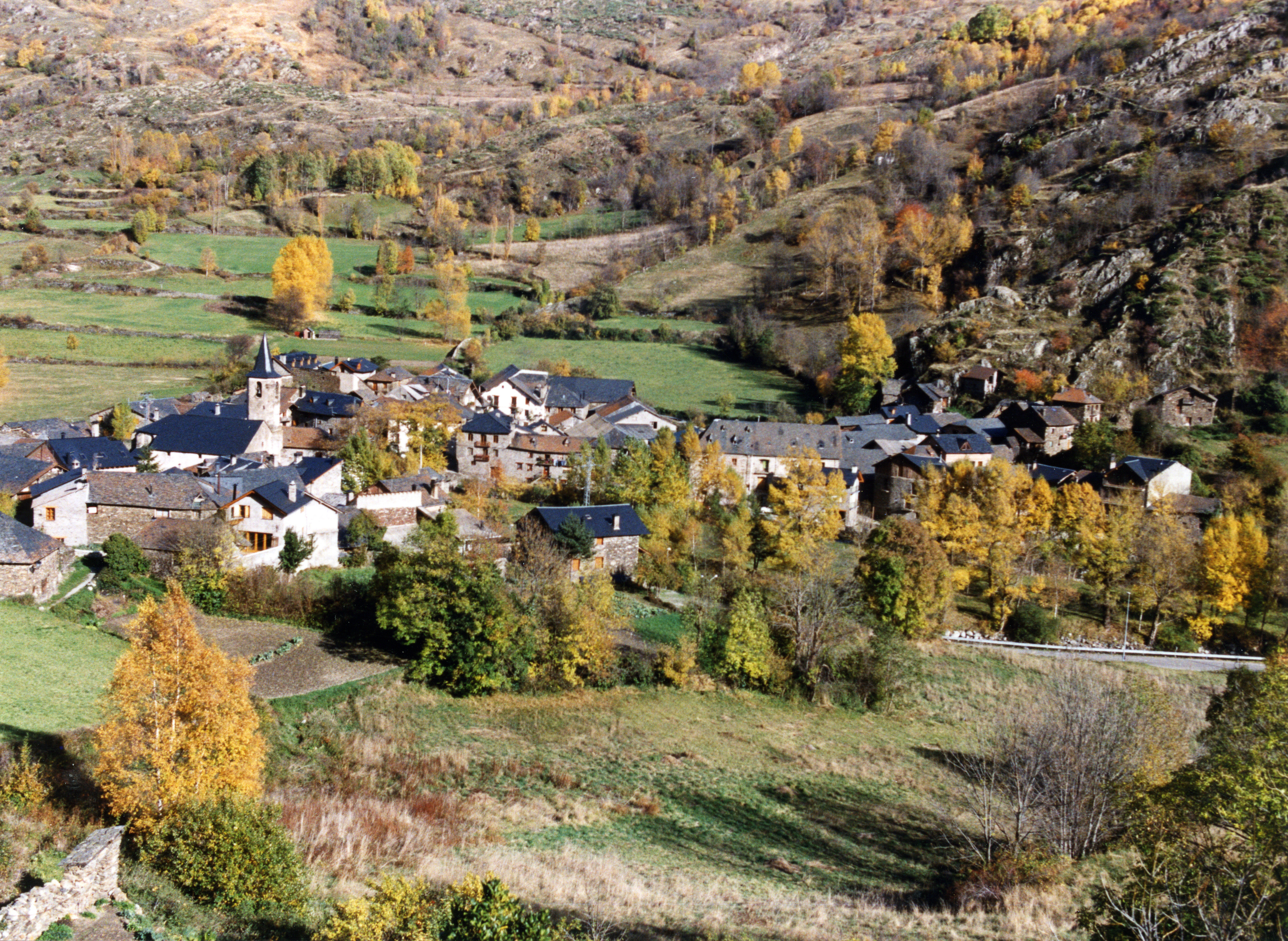 Este es el pueblo catalán que parece sacado del norte de Italia por su románico lombardo y ha sido declarado Patrimonio de la Humanidad