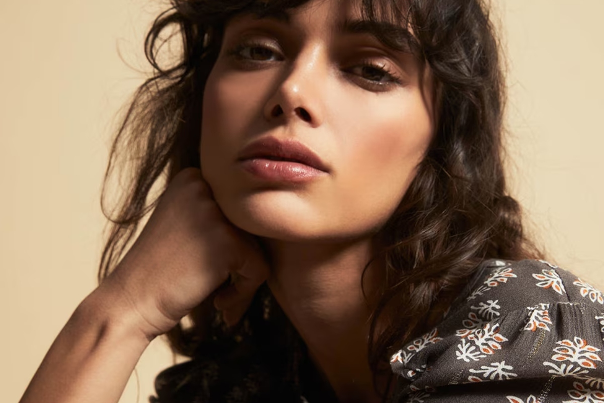 No dejan de pararme por la calle para preguntarme si es de boutique francesa y es uno de los elegantes vestidos boho de Sfera que se llevan con alpargatas esta primavera