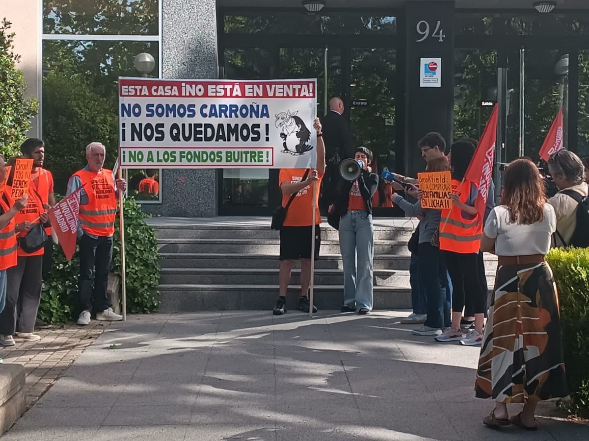 La denuncia de 1.860 familias afectadas por la venta de viviendas entre las gestoras Blackstone y Brookfield: "No queremos que nos regalen nada, solo alquileres justos"
