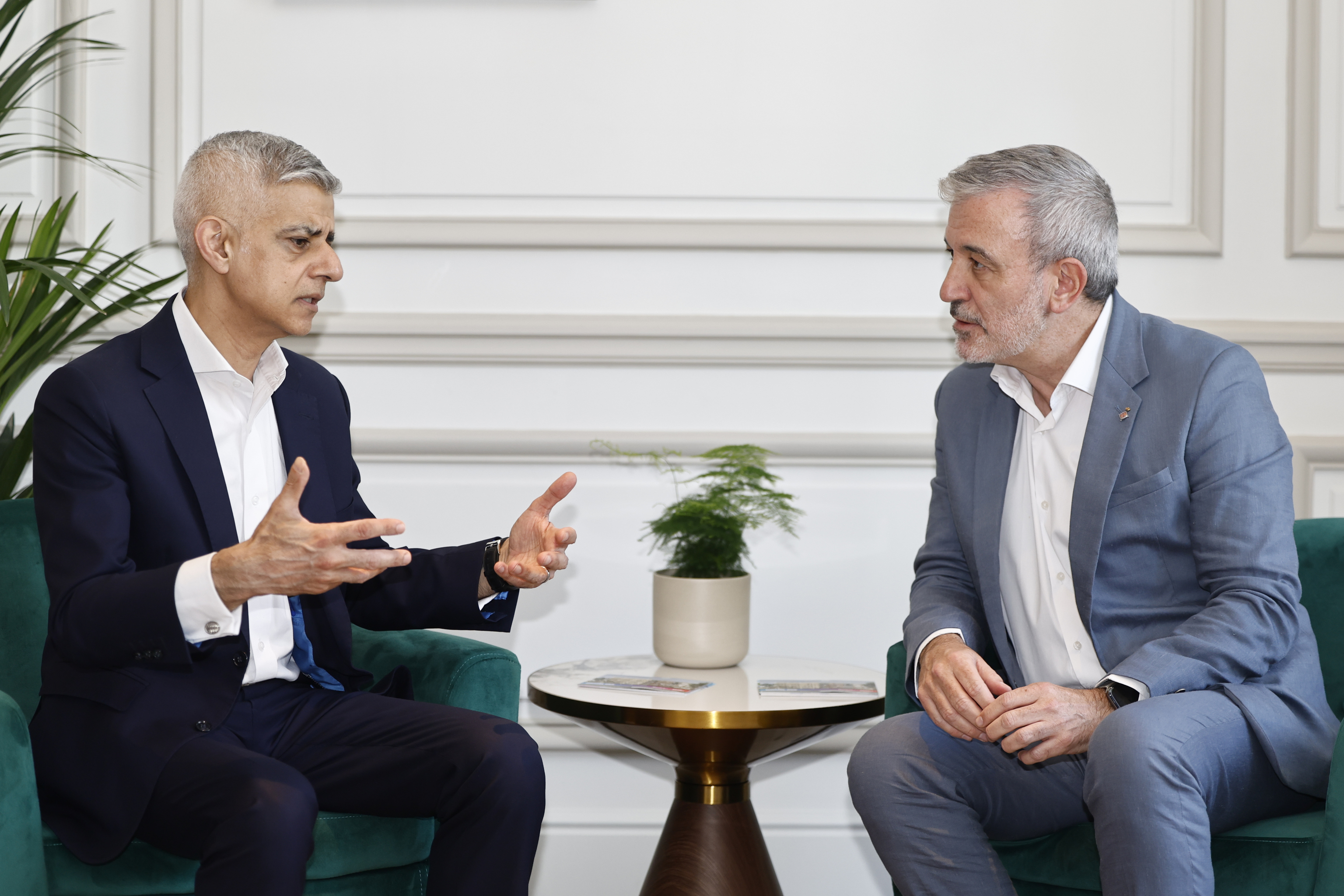 El alcalde de Londres ensalza Barcelona como un "faro al que emular" y aplaude las medidas de Collboni en materia de Vivienda