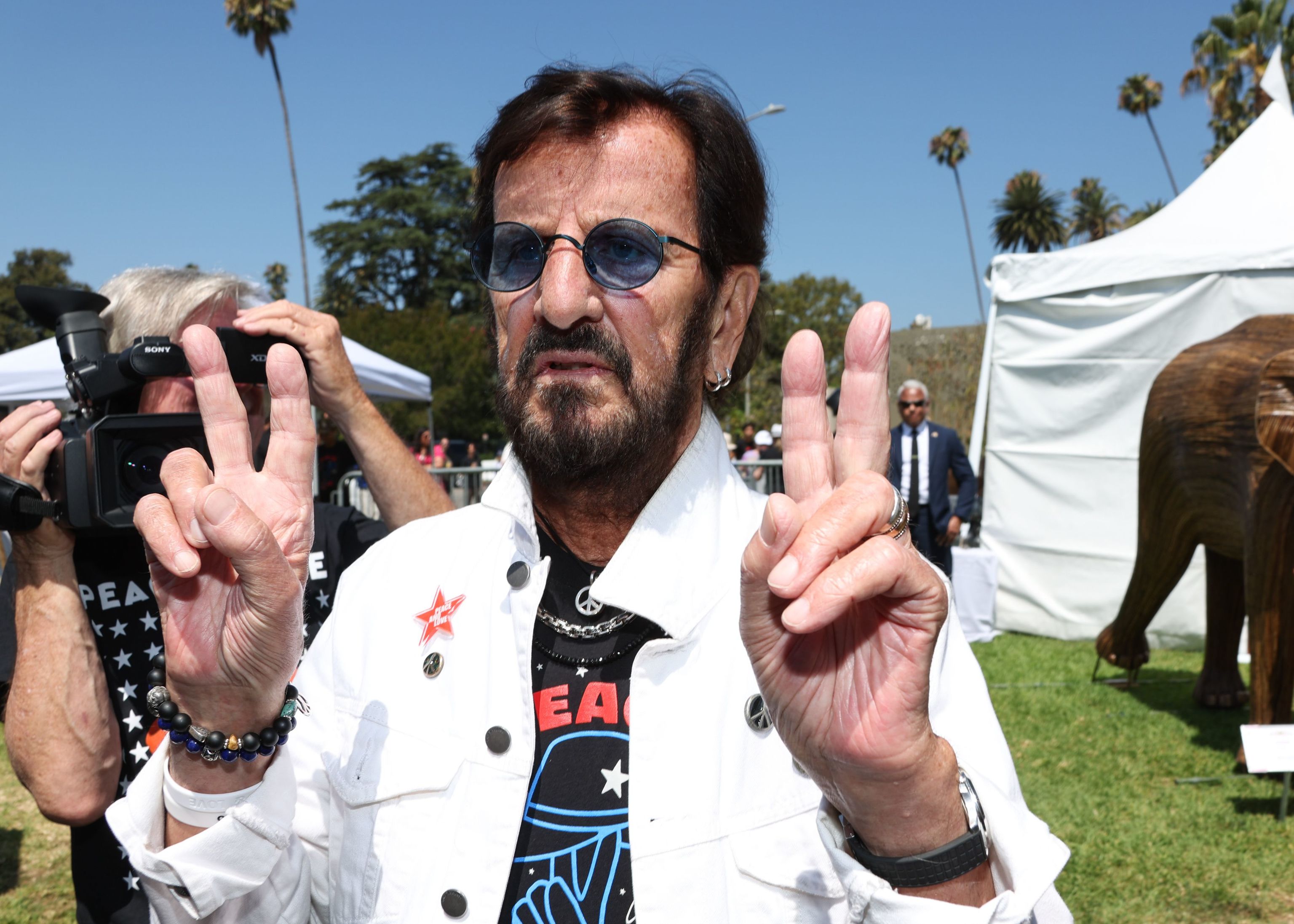 La intensa vida amorosa de Ringo Starr: infidelidades, adicciones, juergas y más de cuatro décadas al lado de una ex chica Bond