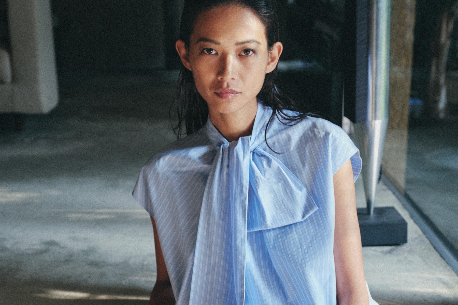 Cómo vestir bien a los 50: estas 8 camisas de rayas de Zara son la clave para derrochar estilo en la comida del Día de la Madre y combinan con todo tipo de sandalias planas