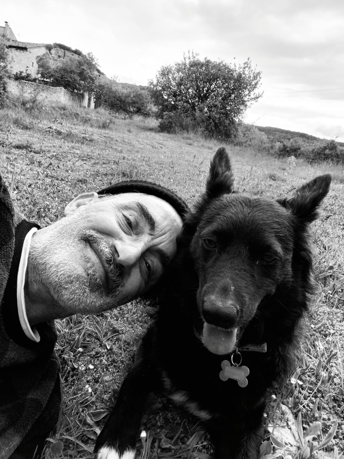 La vida de Miki Molina entre gallinas y vacas en un pueblo de seis habitantes: "En este sentido he triunfado"