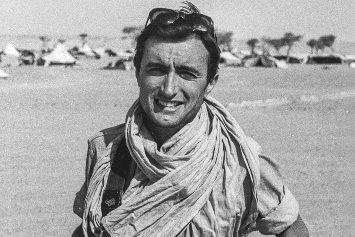 Cuando Pérez-Reverte era un joven con una mochila y una cámara: "Una vez que entiendes que el trabajo del periodista consiste en entrar, salir y contar, ya no vuelves a mirar el mundo como antes"