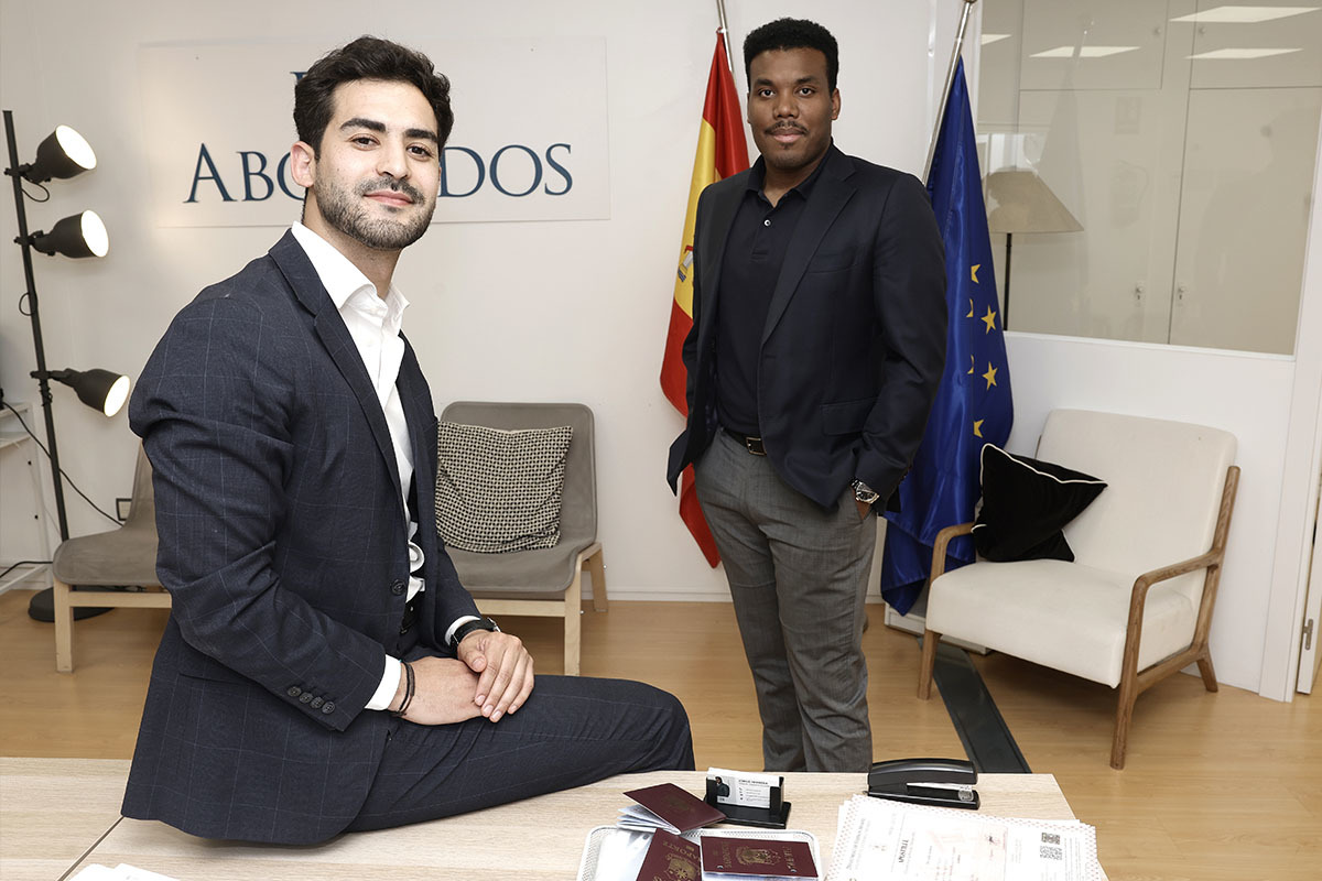 El marroquí Hamza, el cubano Jorge... y los otros 28.000 abogados que no descansan con la regularización