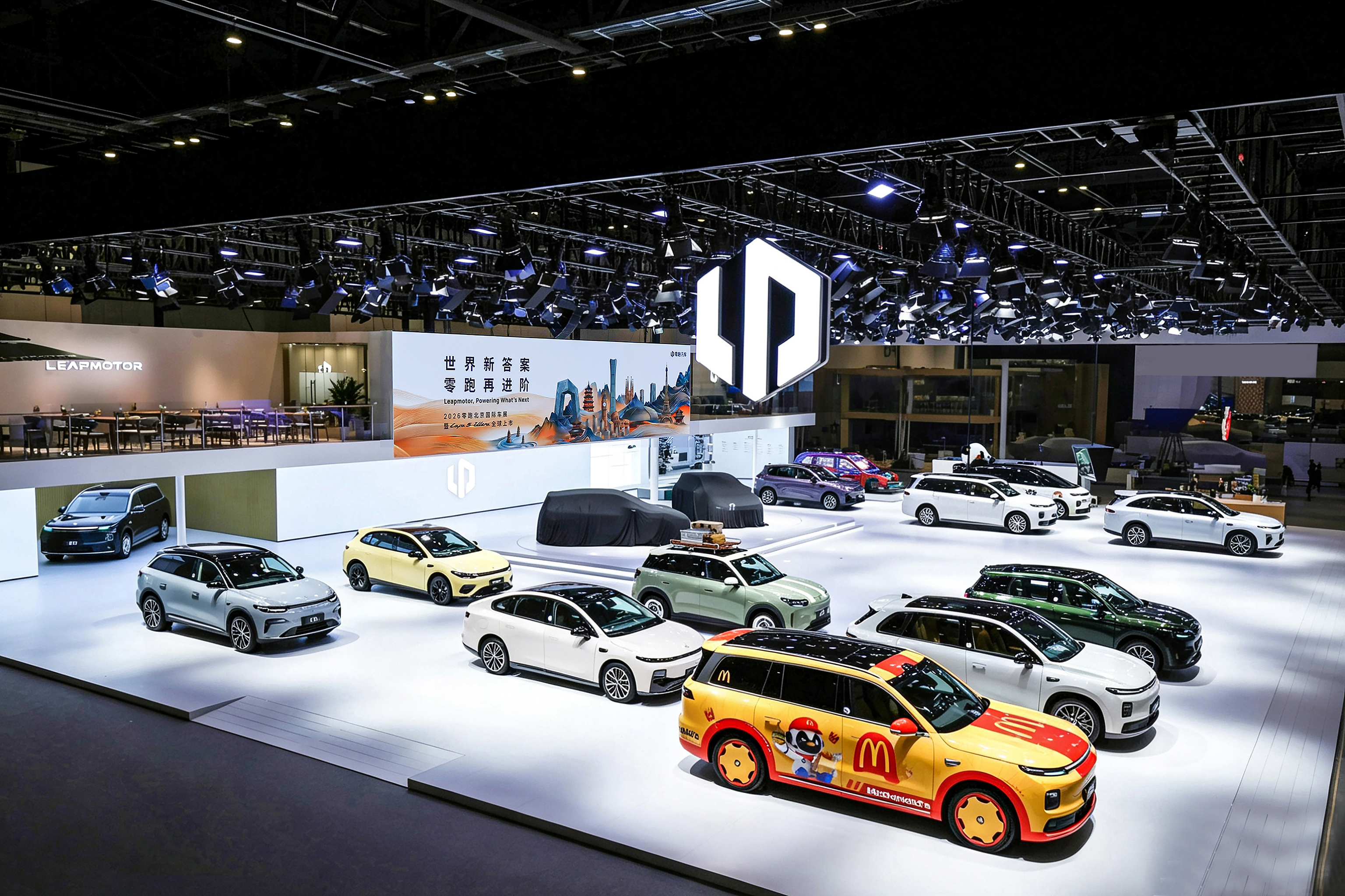 De visita por Pekín: hasta el salón de coches más grande del mundo se queda pequeño para China