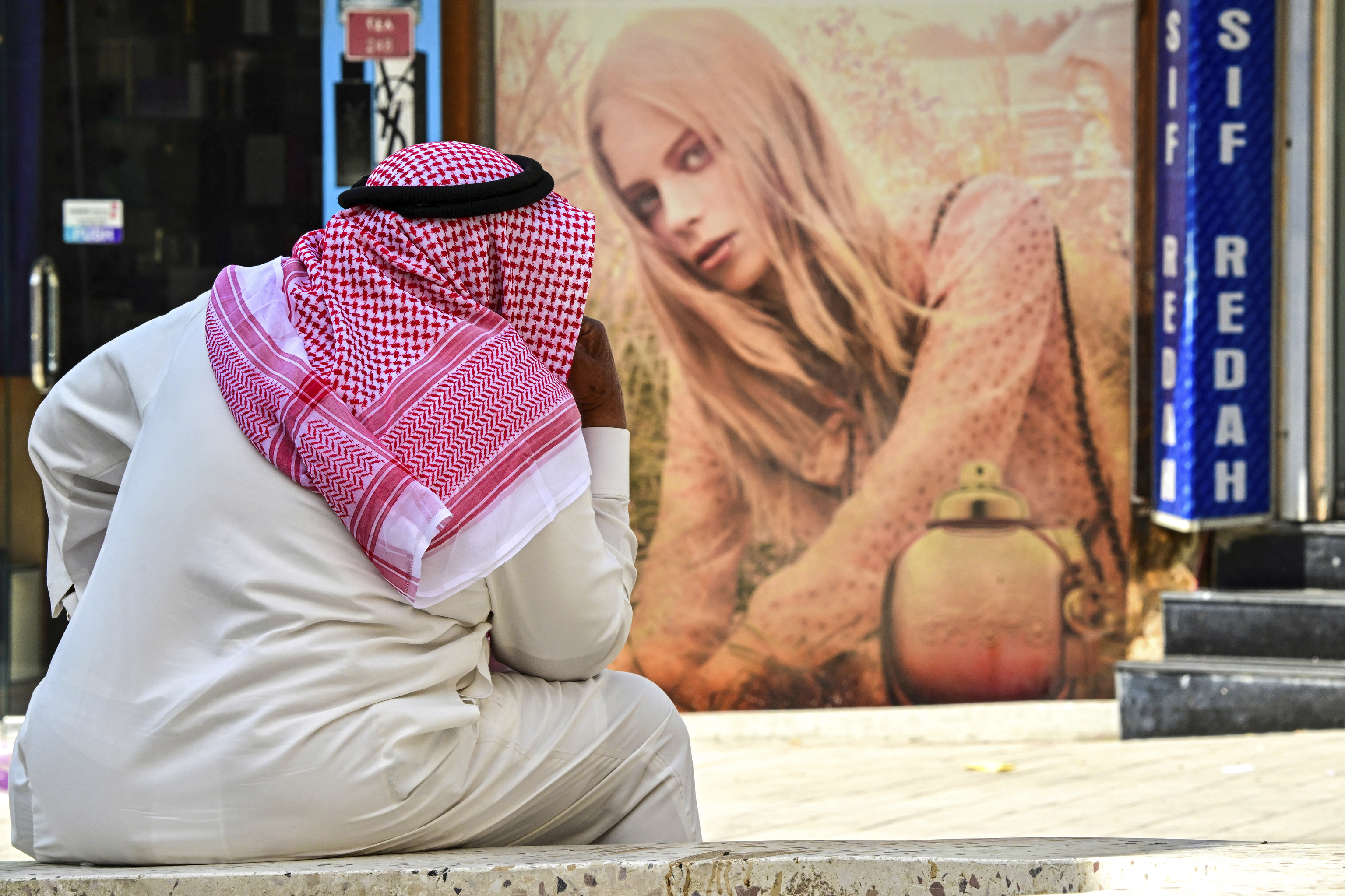 Alcohol, prostitución y misiles: la noche de Bahrein bajo la sombra de Irán
