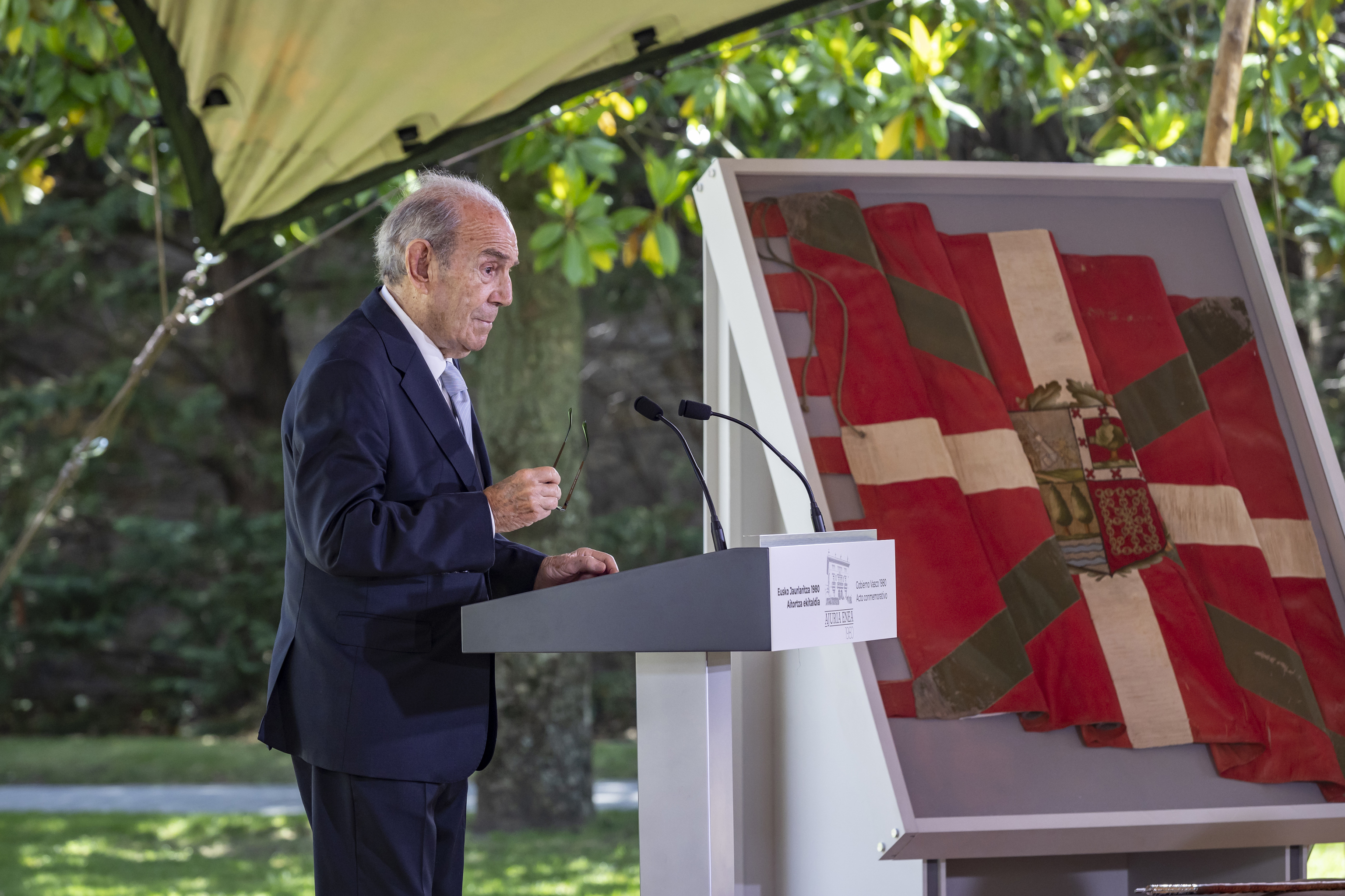 Muere Carlos Garaikoetxea, el navarro que fue 'lehendakari' y que rompió con el PNV de Arzalluz