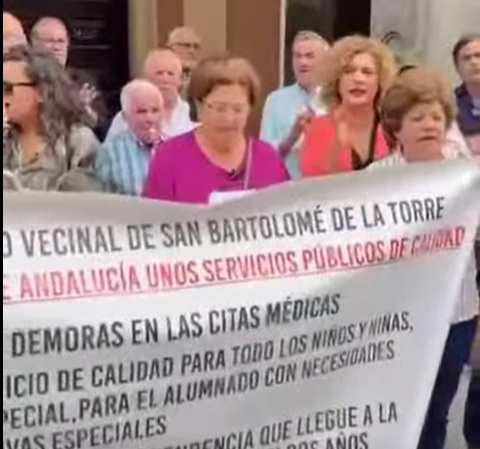 Autobuses pagados con dinero público por Ayuntamientos del PSOE para manifestarse contra Juanma Moreno