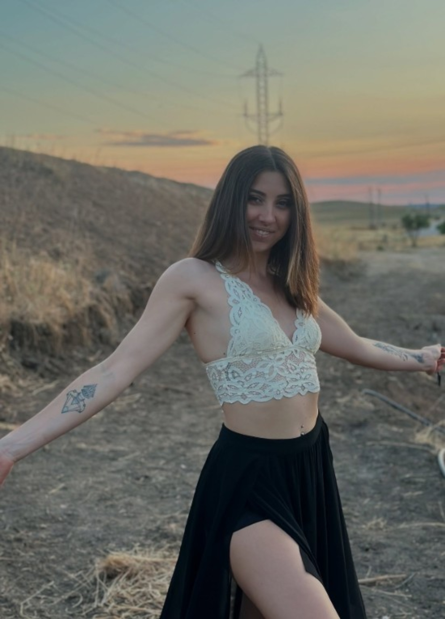Así es Claudia, la hija de Alonso Caparrós que le hará abuelo: profesora de 'pole dance', cantante y amante de la fotografía