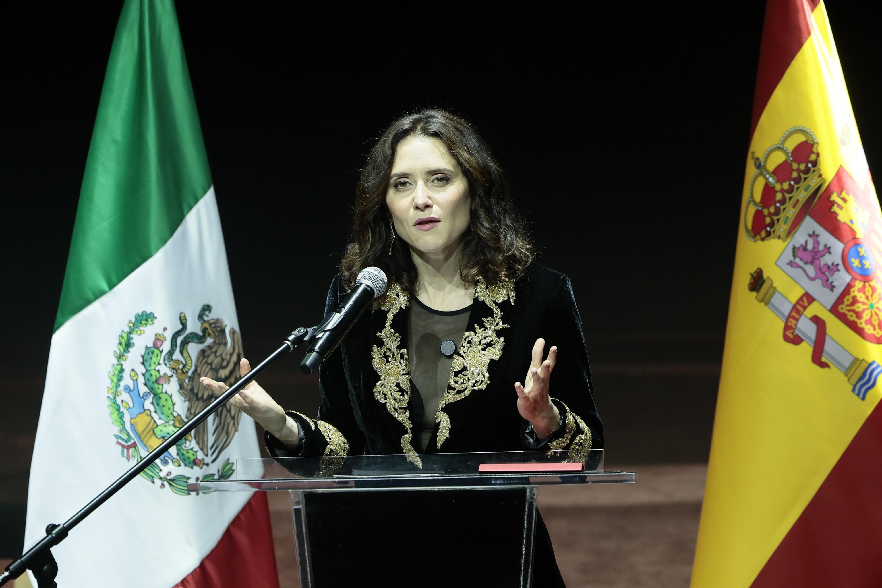Ayuso homenajea a Hernán Cortés en México y celebra el 