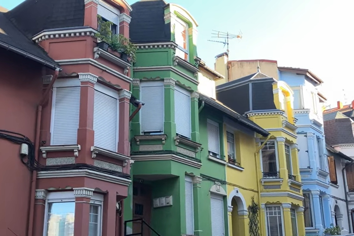 Parece Notting Hill, pero está en Bilbao: el barrio con aire inglés y lleno de color que tienes que visitar en mayo