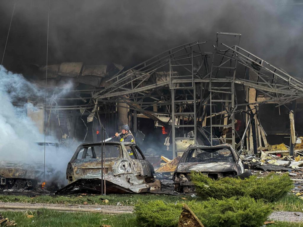 Los ataques de Rusia matan a 25 personas en Ucrania en las horas previas al alto el fuego propuesto por Zelenski