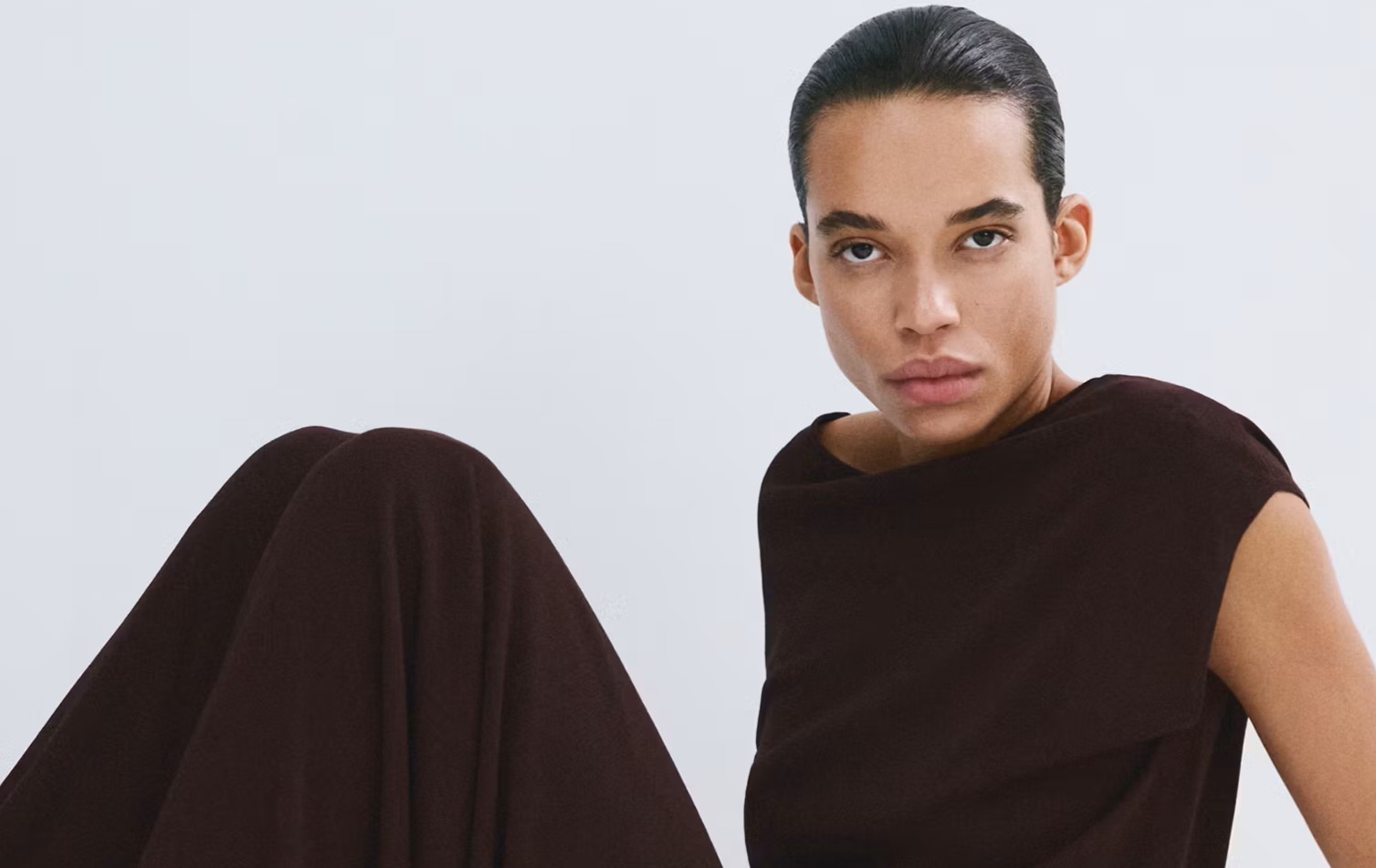 Ni vaqueros ni de lino: 8 pantalones de punto de Zara y Mango cómodos e ideales para llevar con camisetas básicas
