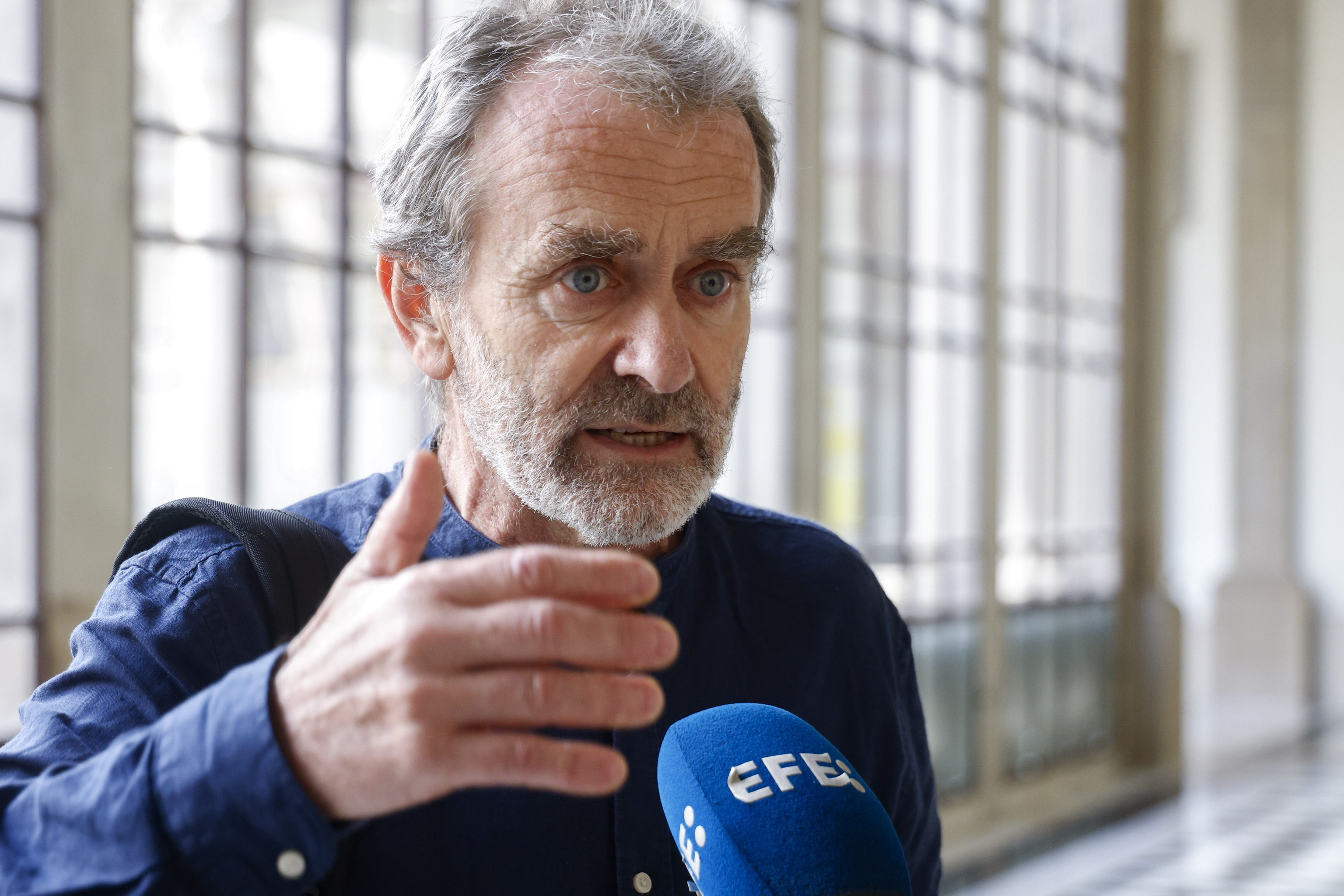 Se levanta el telón, aparece Fernando Simón y dice