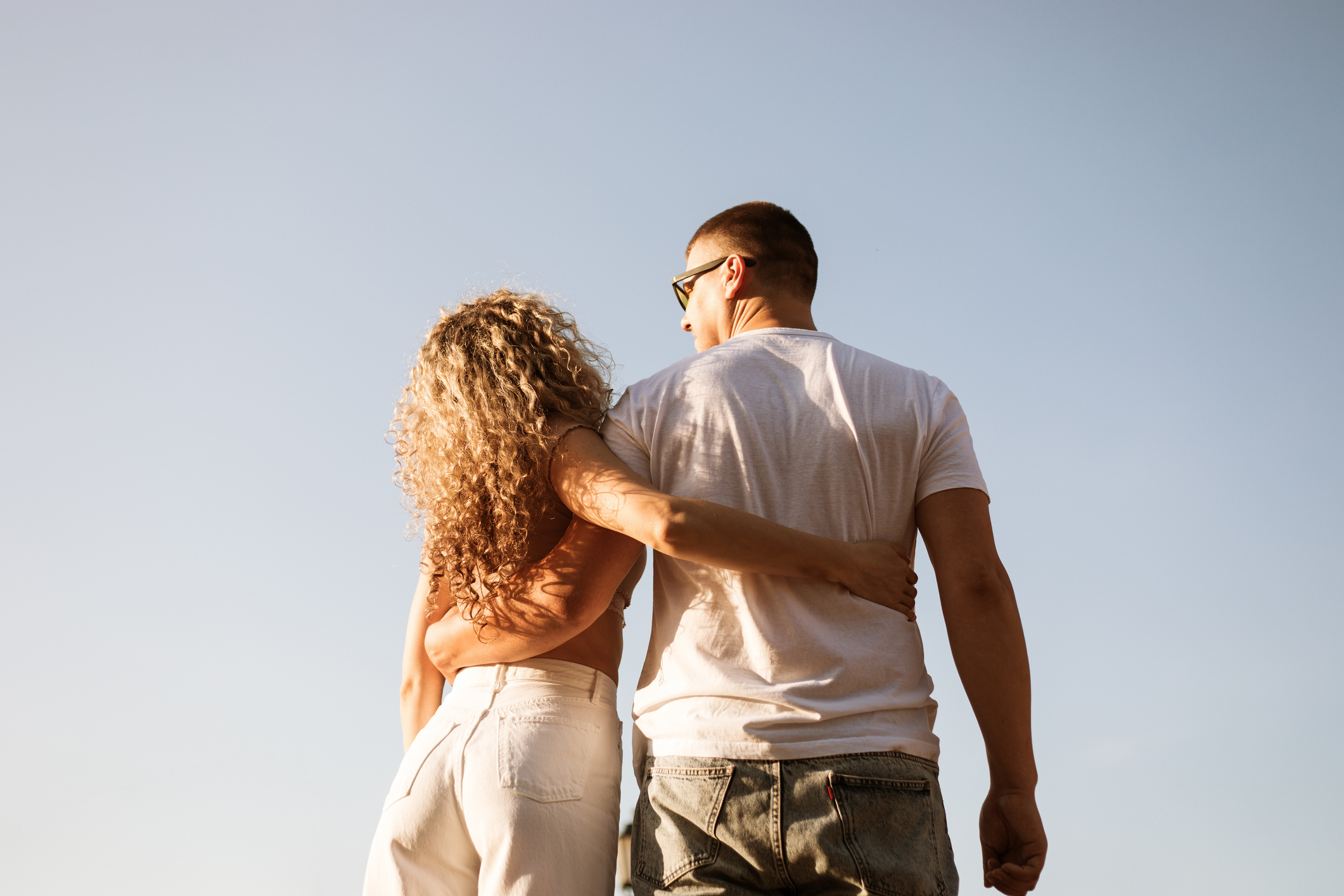 Ni tú eres una intensa, ni él es frío: lo que os diferencia es vuestro estilo de apego en el amor