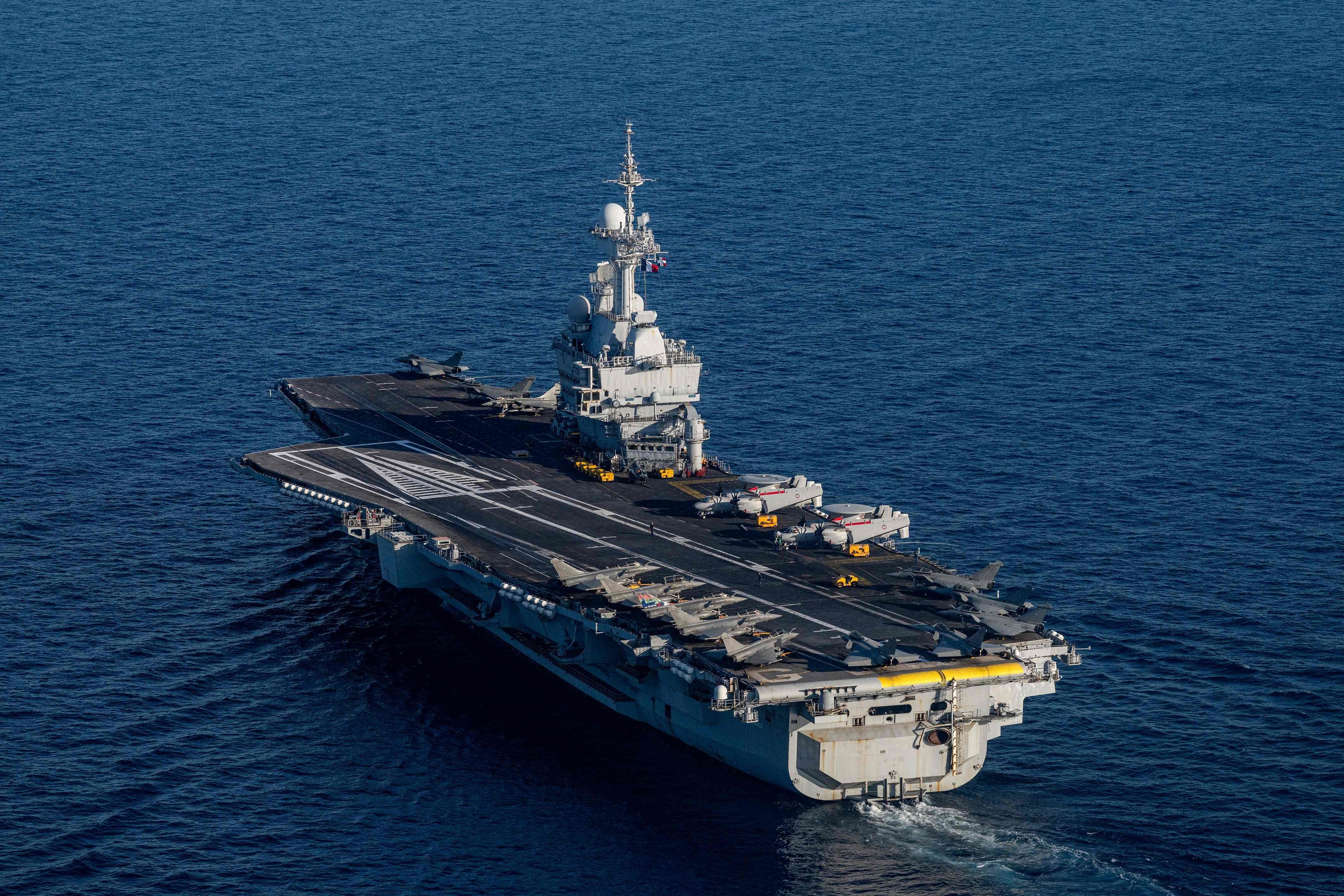 El portaviones francés Charles de Gaulle cruza el Canal de Suez y se acerca a la zona de conflicto: "La coalición está lista para asegurar el Estrecho de Ormuz"