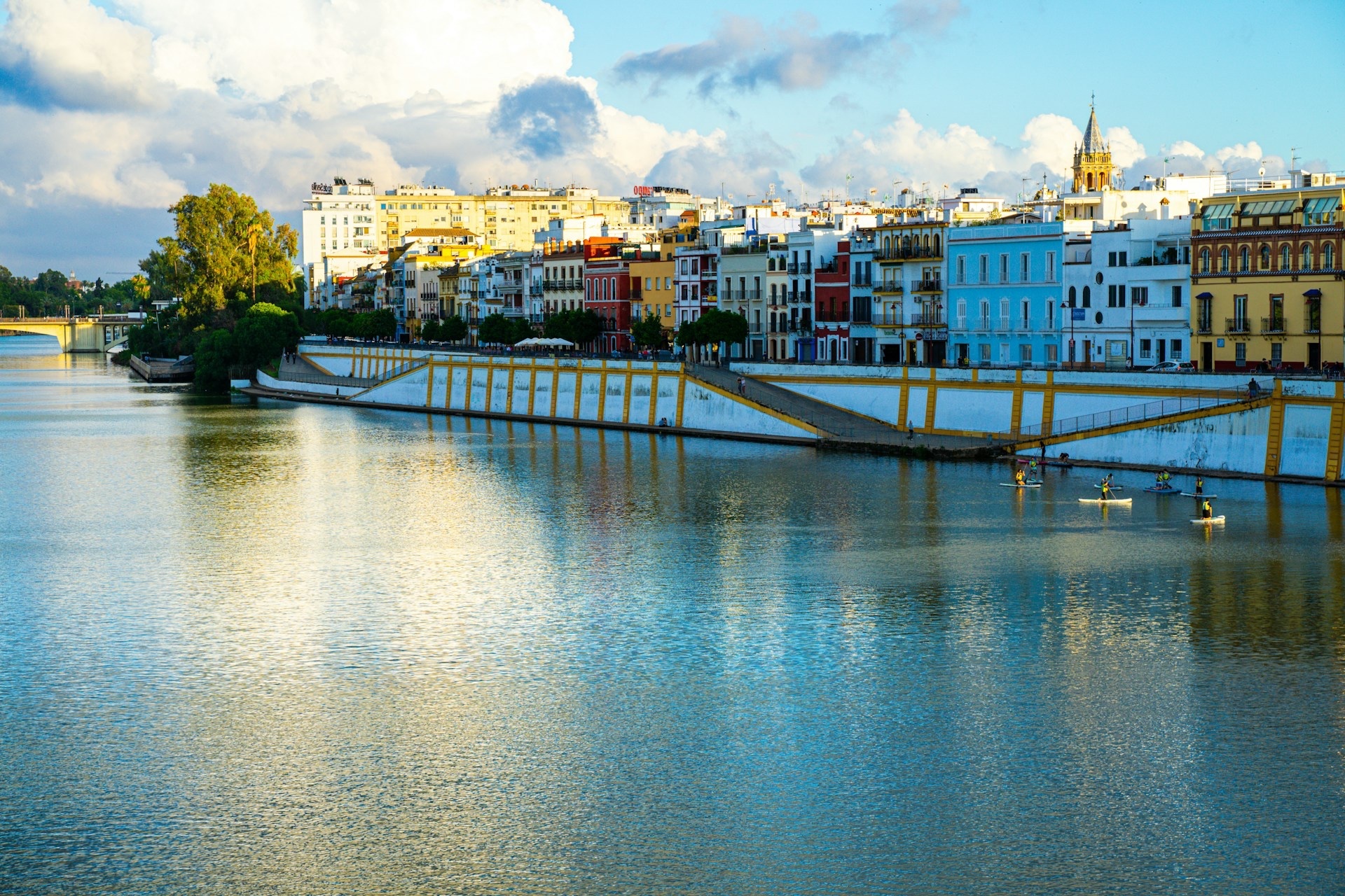 Adiós a buscar el rincón perfecto: la calle de Sevilla que enamora a todos los viajeros está junto al Guadalquivir y ofrece unas inmejorables vistas a la Giralda y la Torre del Oro