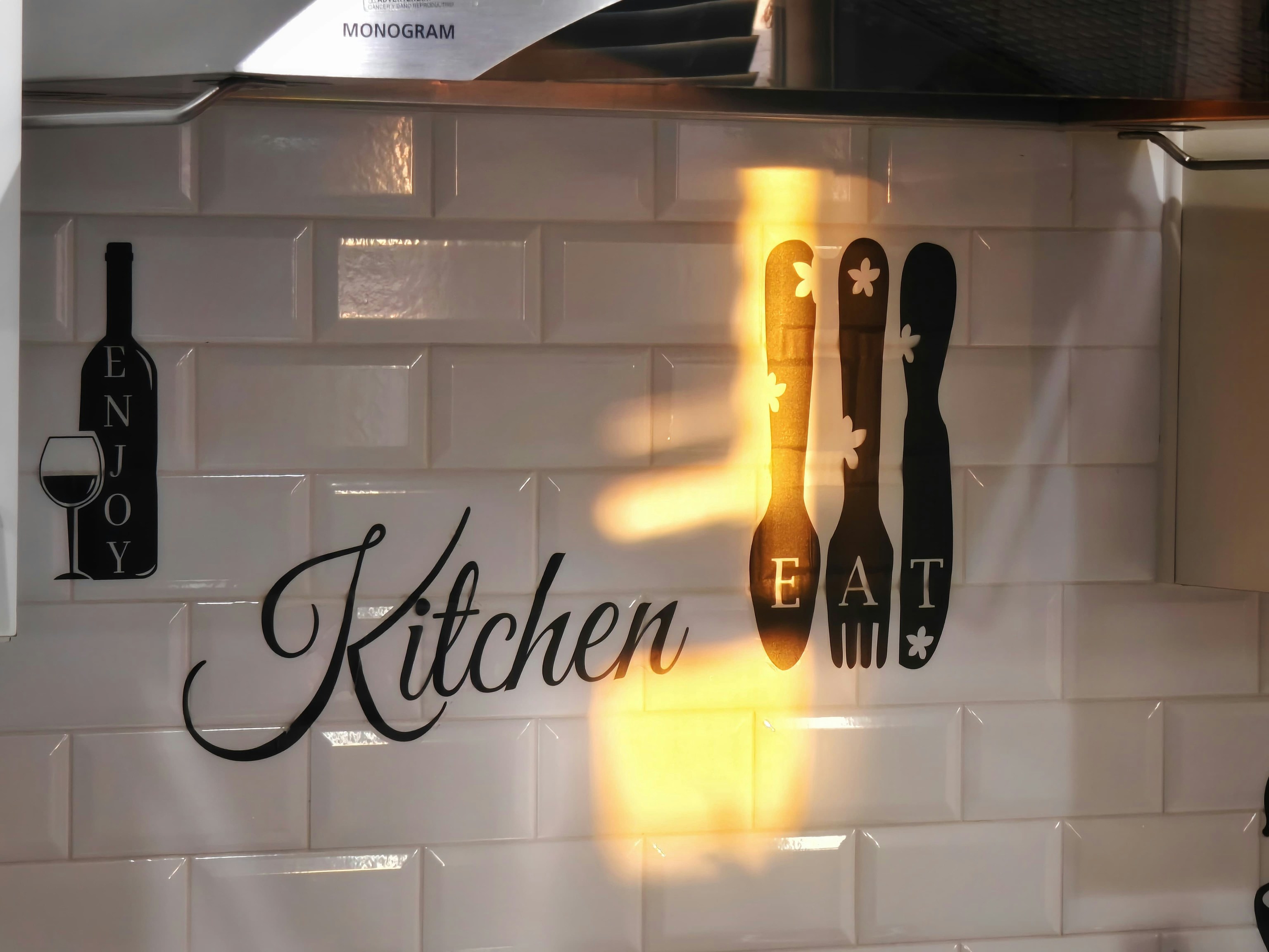 Adiós a unos azulejos de cocina aburridos: 8 ideas y trucos para decorarlos con estilo