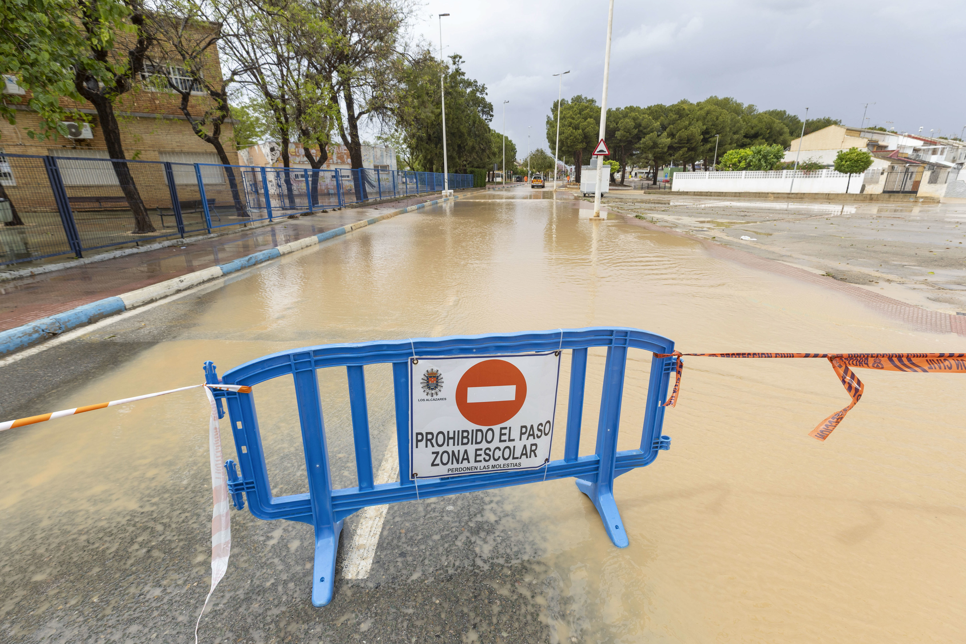 El alcalde de Los Alcázares pide a los vecinos no salir de casa ante las fuertes tormentas que azotan el municipio, que se encuentra en aviso naranja por lluvias