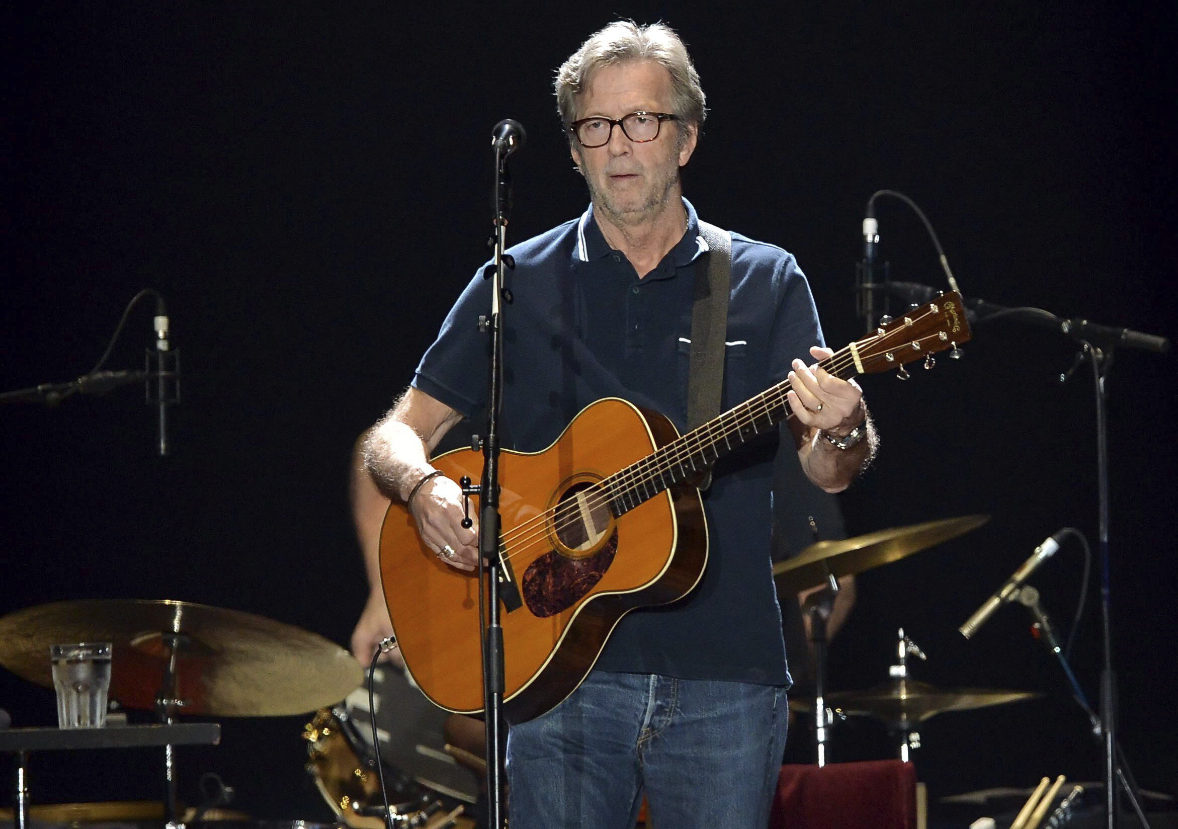 Eric Clapton: su increíble mansión, sus tres matrimonios y la trágica muerte de su hijo que inspiró 'Tears in heaven'
