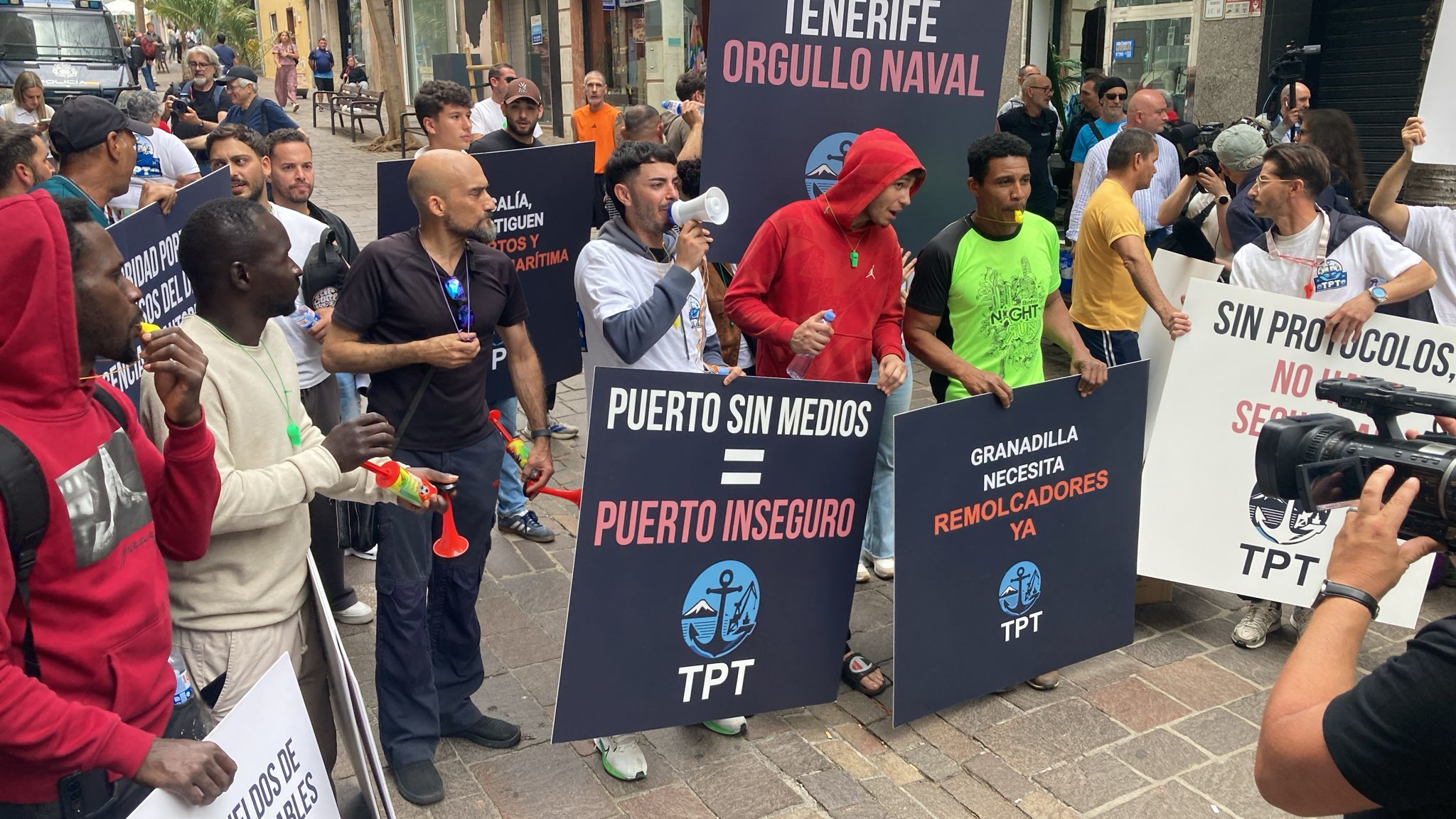Una treintena de trabajadores del puerto de Tenerife se manifiesta contra la llegada del crucero: "¡Queremos trabajo, no enfermedad!"