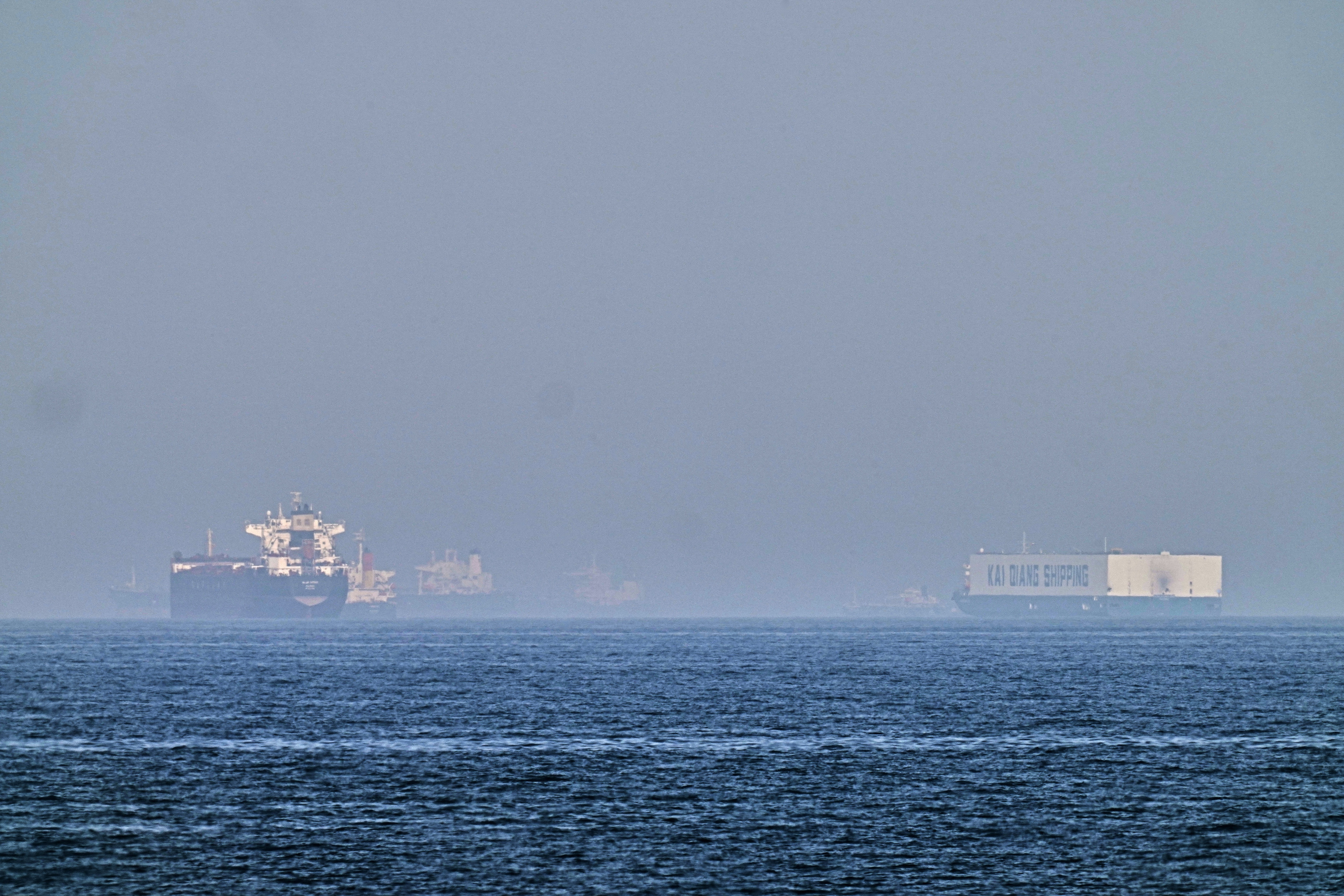 Militares británicos aseguran que un carguero se incendió tras ser atacado frente a la costa de Qatar