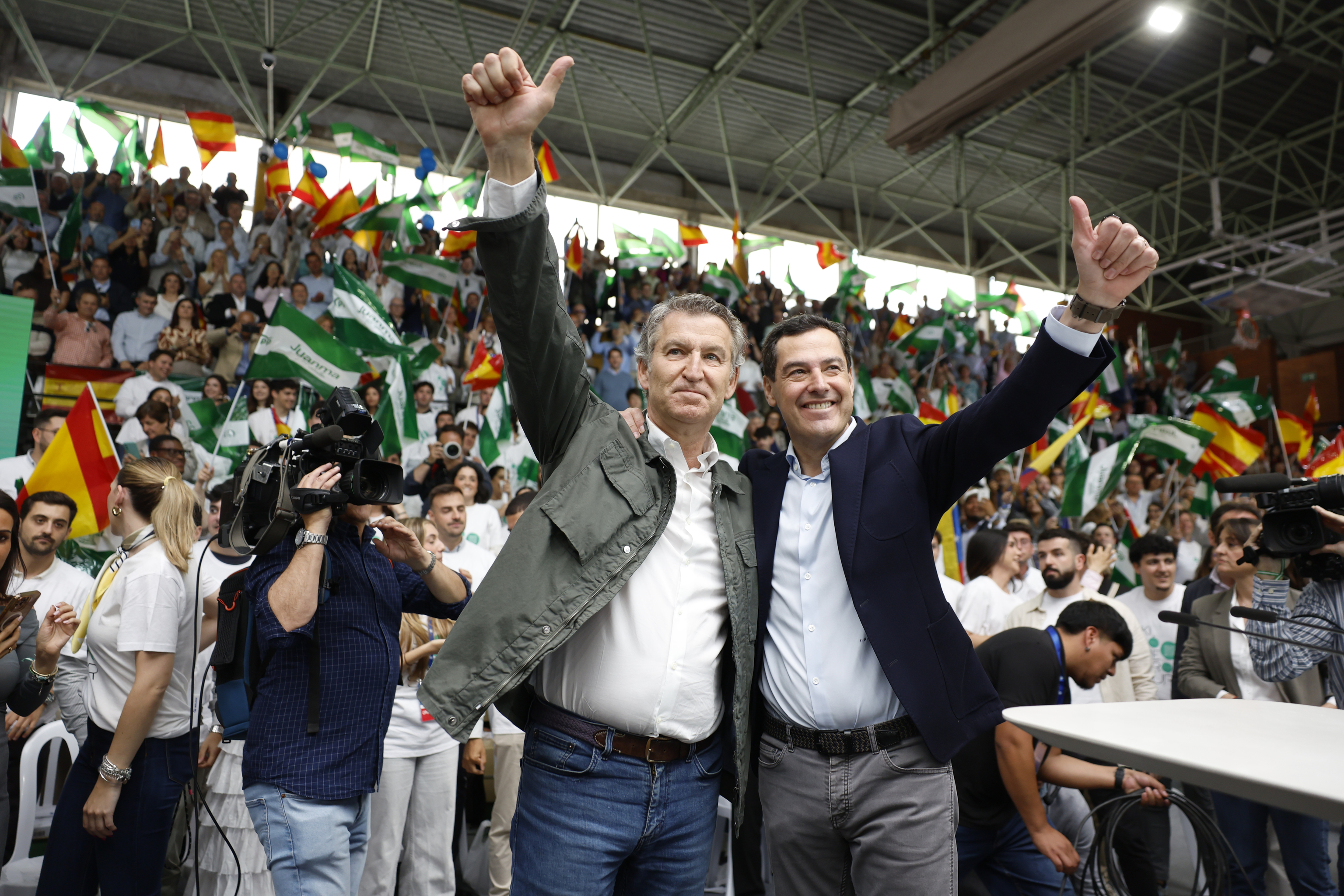 Moreno y Feijóo convierten el acto central de la campaña en un grito contra la "insensibilidad" del Gobierno por la falta de medios contra el narcotráfico:  "Ni se han hecho cargo ni han pedido perdón"