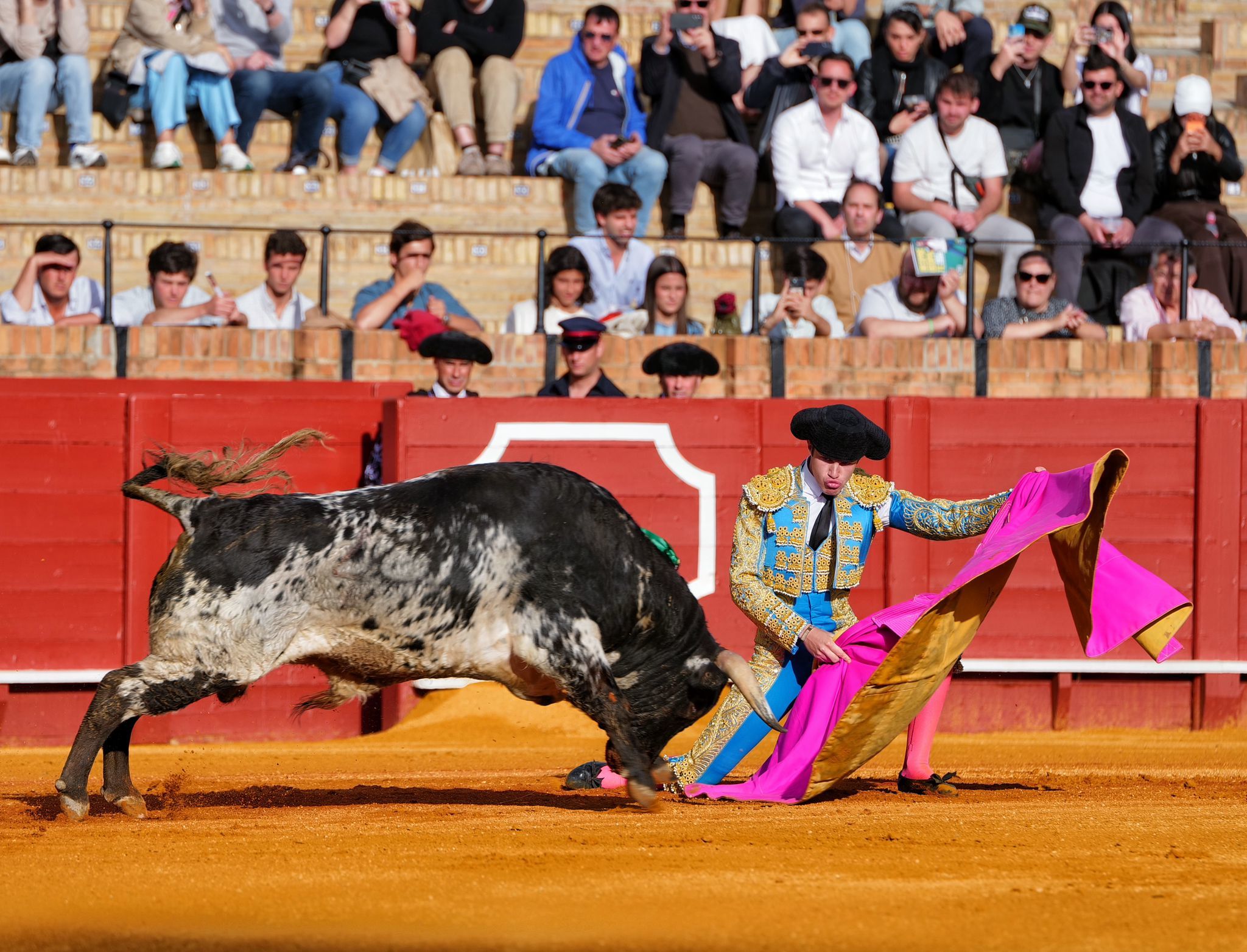 El catalán Mario Vilau da una vuelta al ruedo en su presentación en Sevilla con una buena novillada de La Cercada