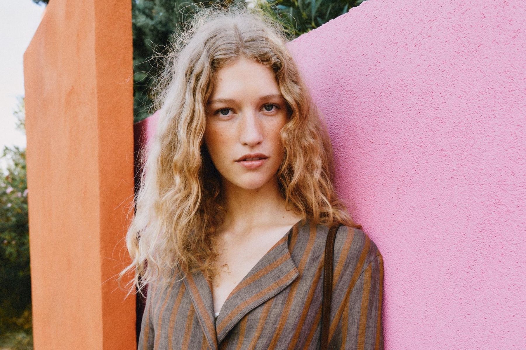 Las 8 novedades de Zara de la semana: del traje de rayas perfecto al casquete que te salvará todos tus looks de invitada
