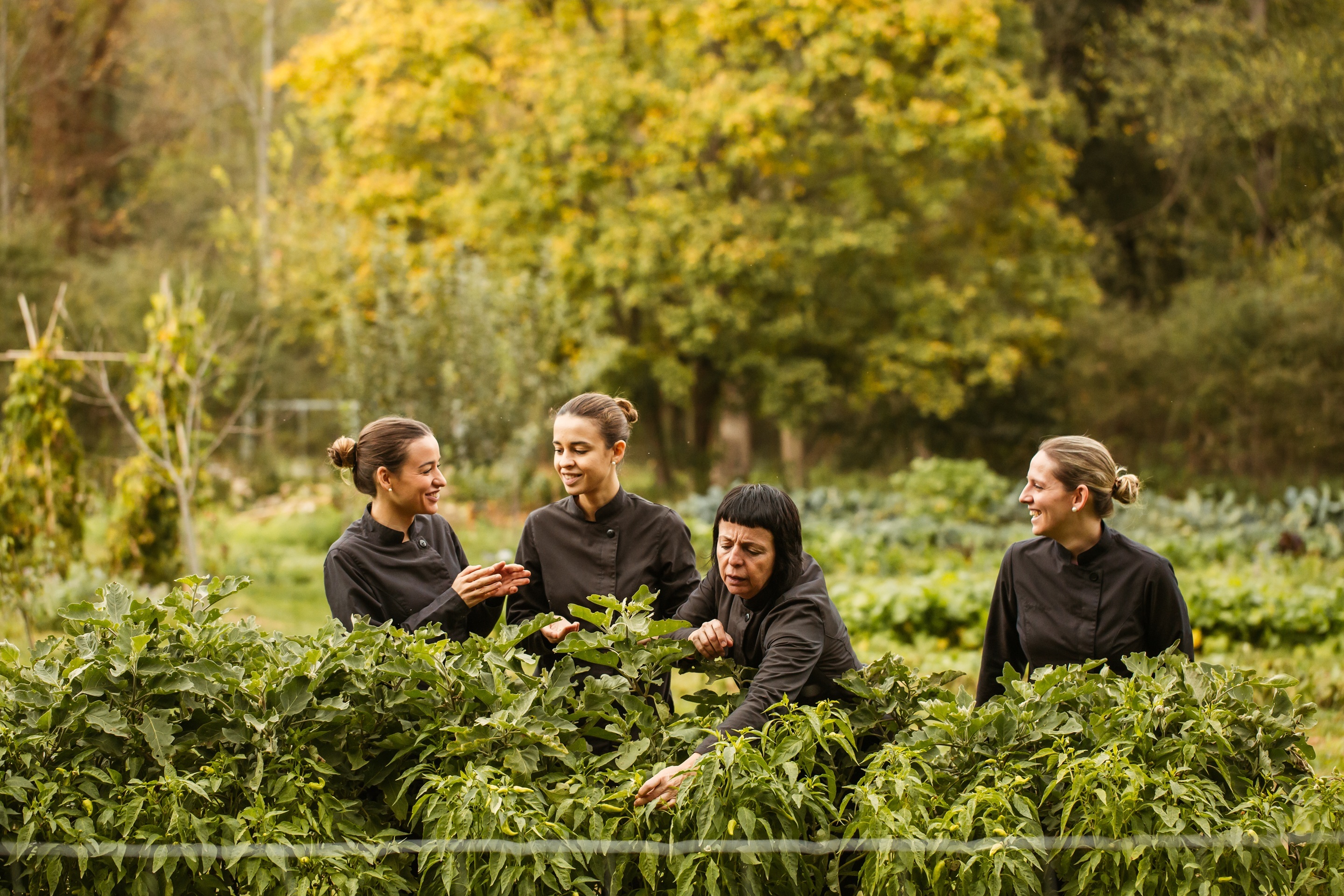 Les Cols, el dos estrellas Michelin con una cocina sostenible que mira al futuro con tres hermanas al frente