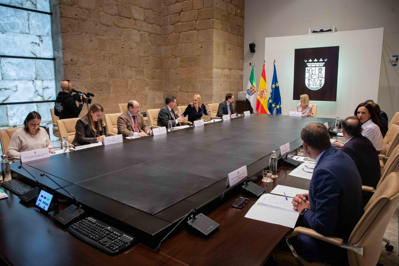 Primer desencuentro Guardiola-Vox: los dos consejeros de Abascal en el Gobierno extremeño se oponen a firmar una declaración institucional contra la LGTBIfobia
