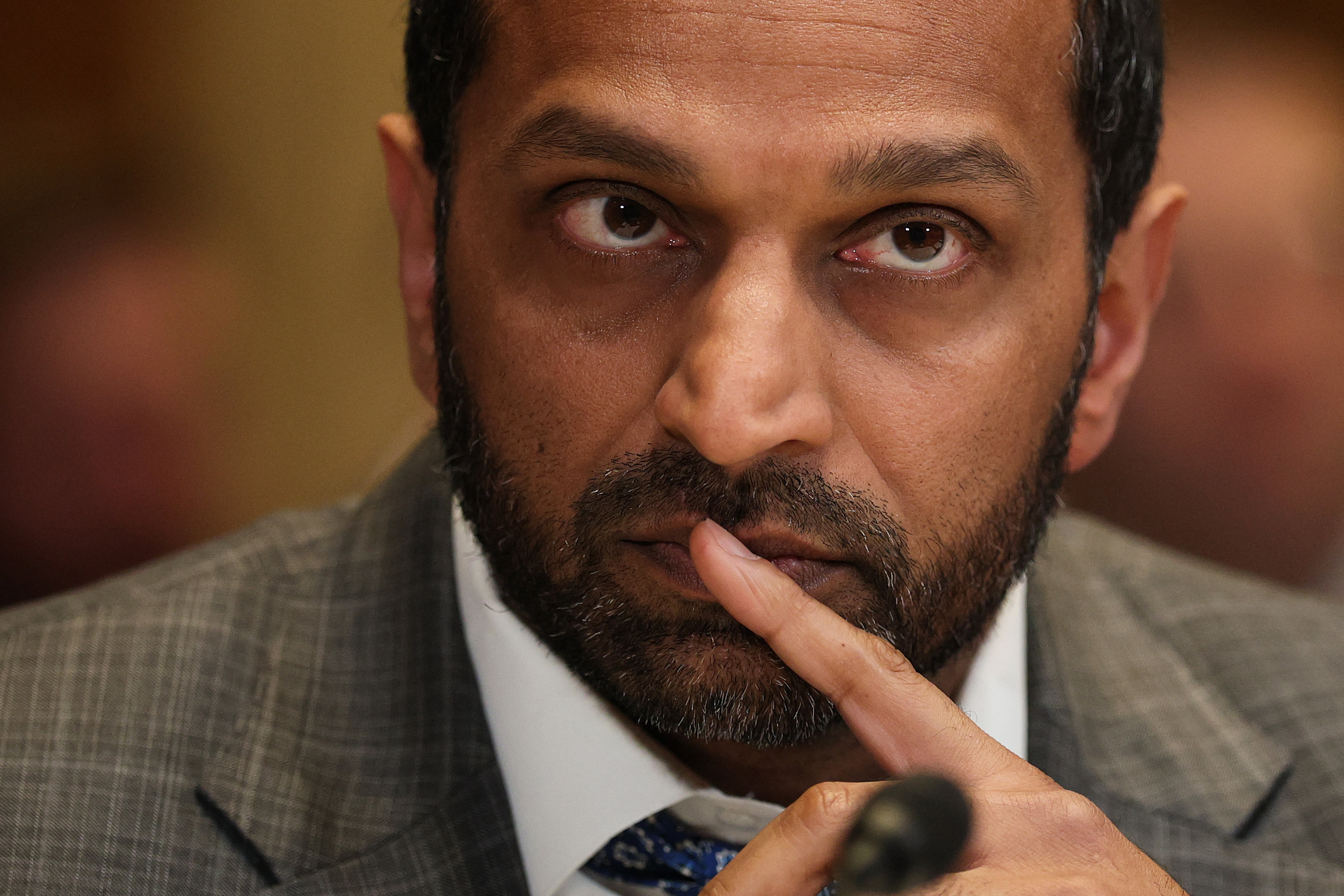 El director del FBI, Kash Patel, niega las acusaciones de que bebe alcohol en el trabajo