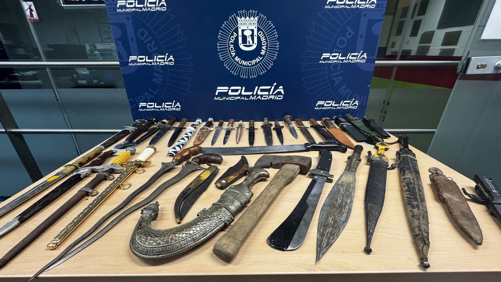 La Policía Municipal requisa 140 armas blancas y 37 armas prohibidas en una tienda del centro de Madrid