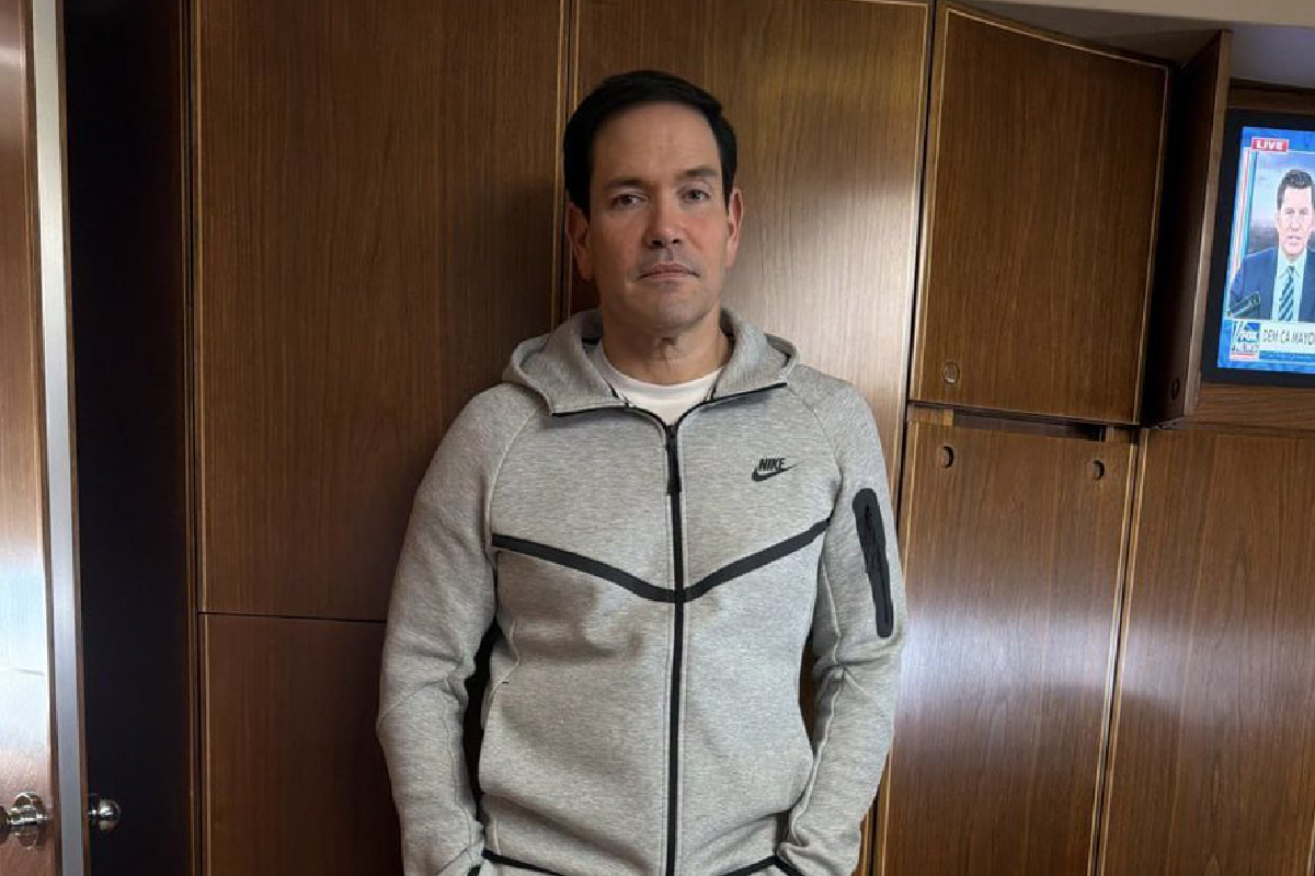 Marco Rubio posa en las redes vistiendo el famoso Nike Tech de Nicolás Maduro durante su captura