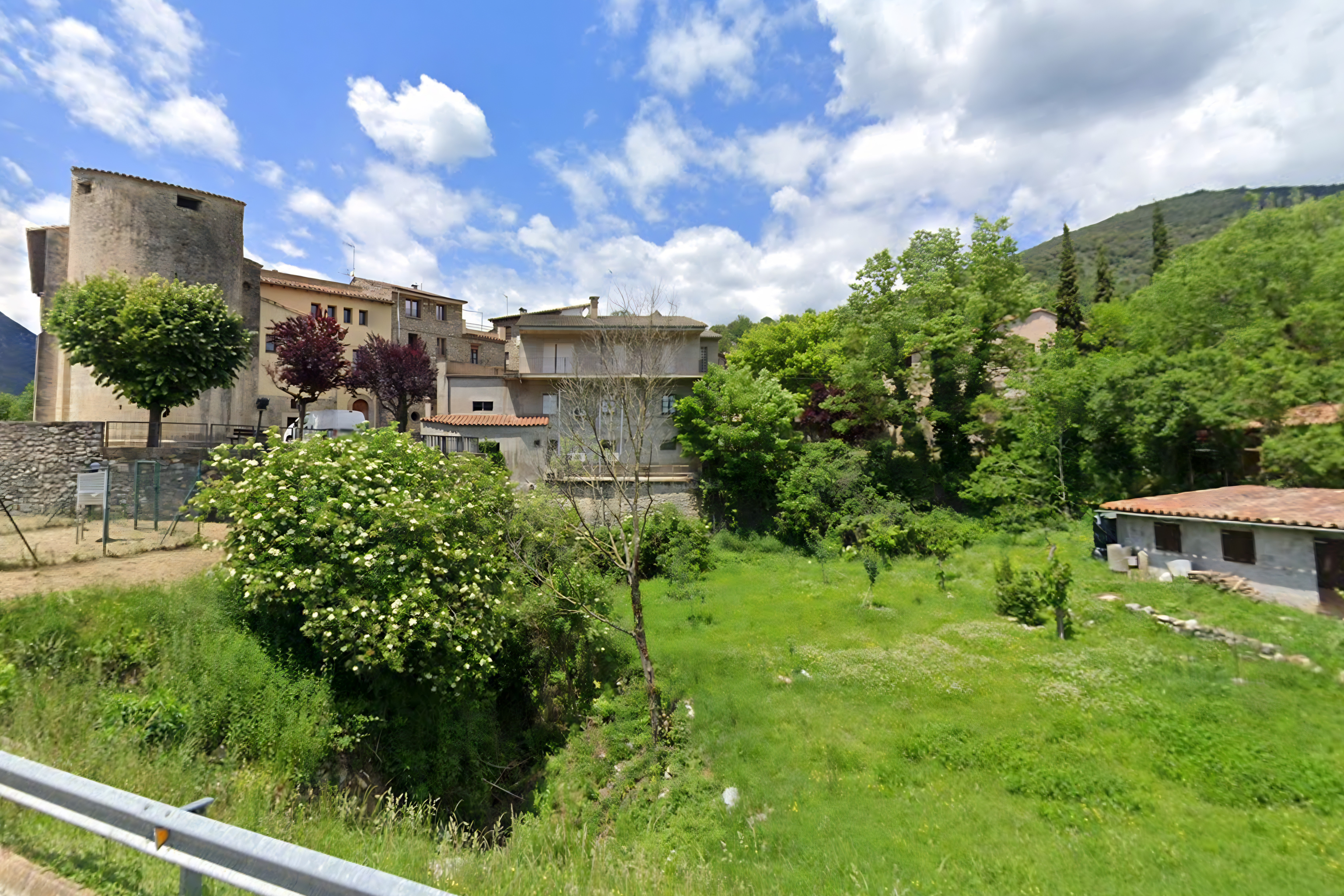 Un puente medieval, rutas con cascadas y paisajes volcánicos: así es el municipio de Girona donde escaparte este fin de semana