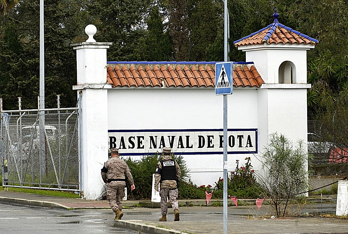 El conflicto laboral más largo de España se recrudece con un ERTE que amenaza a 140 trabajadores de la Base Naval de Rota: "La empresa no ha perdido dinero, ¿por qué vamos a perderlo nosotros?"
