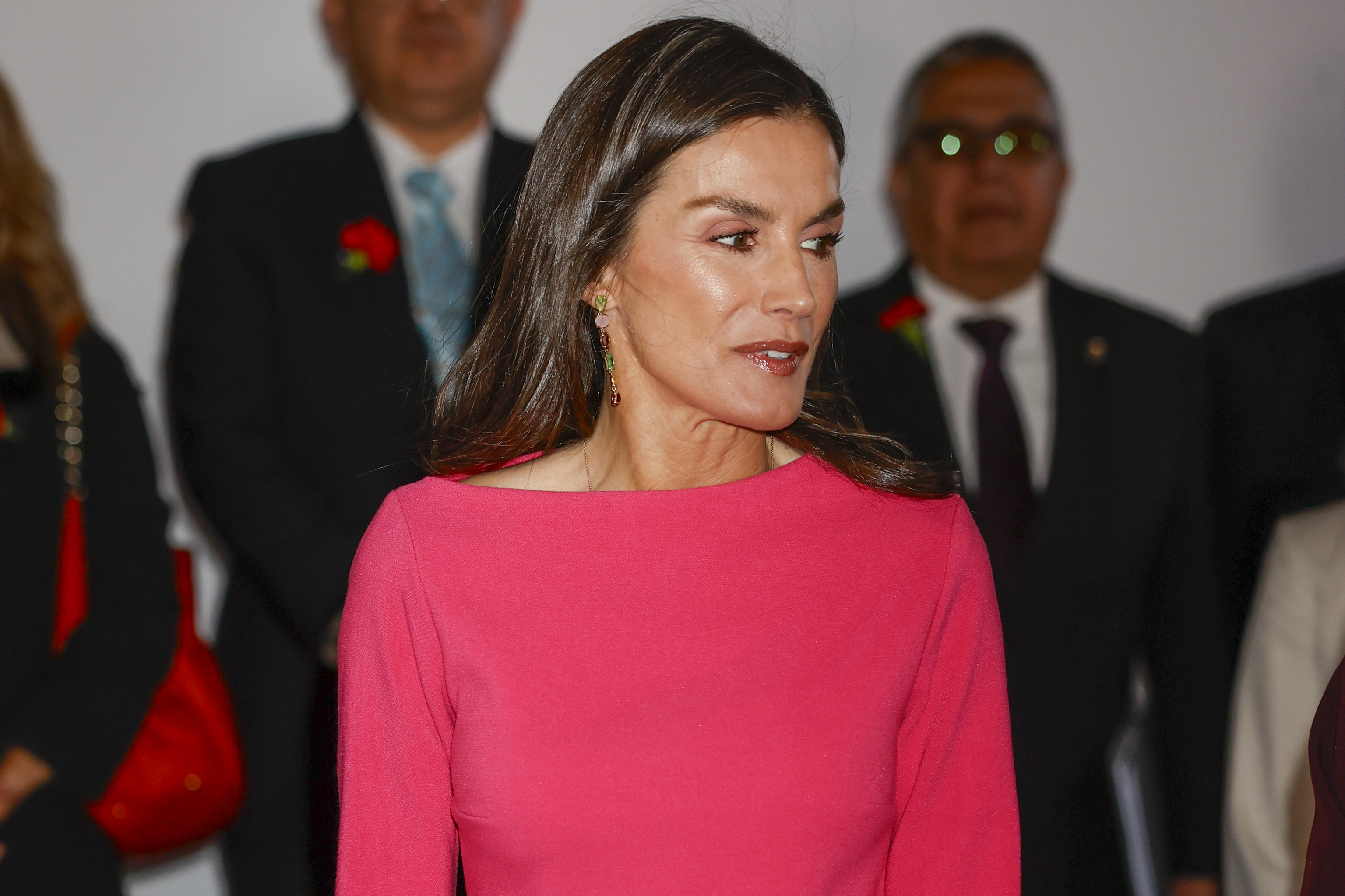 La Reina Letizia rescata un vestido de Moisés Nieto en vibrante fucsia y nos recuerda que la primavera es todo color