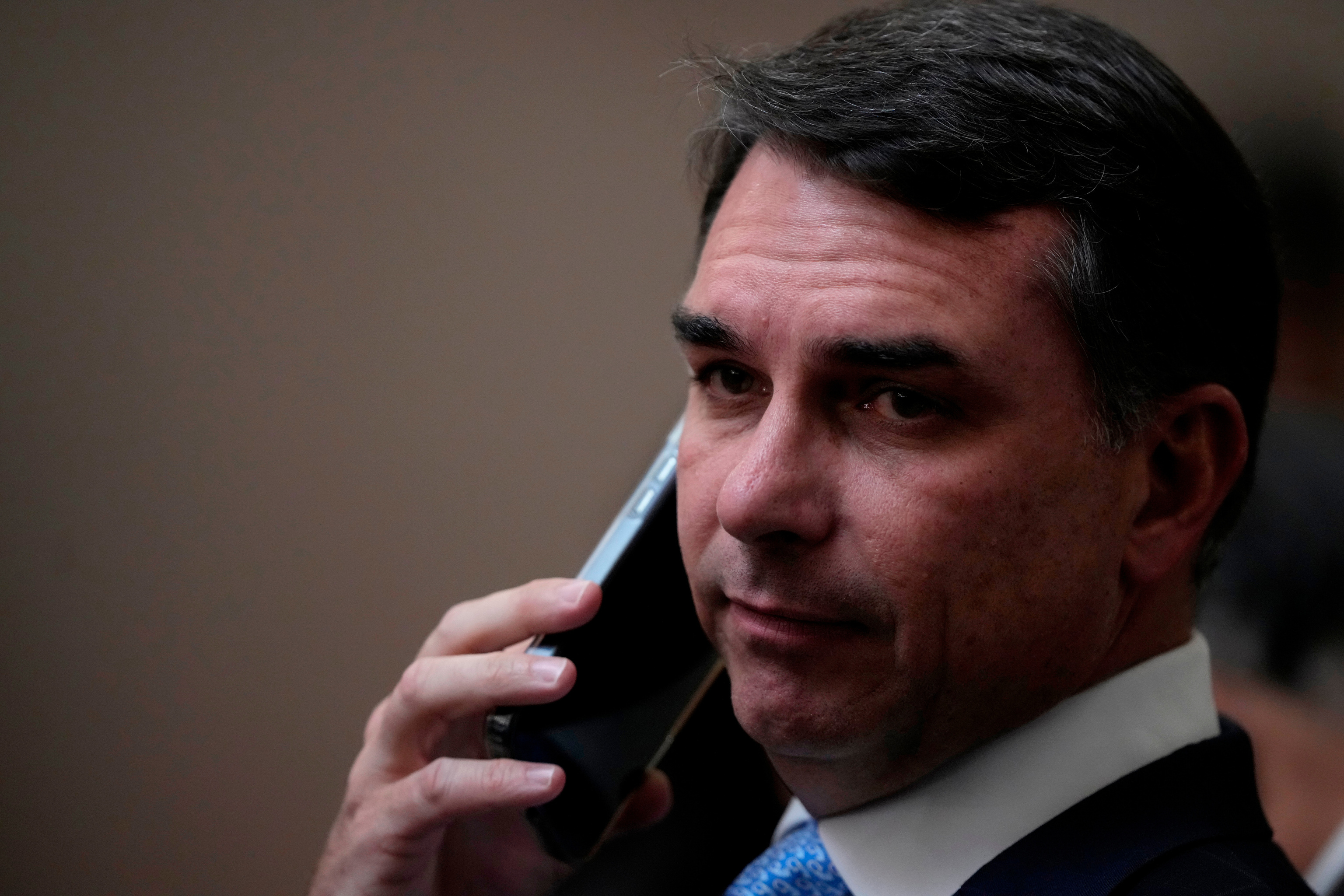 Tiembla la candidatura presidencial de Flávio Bolsonaro por pedir dinero a un banquero investigado por estafa