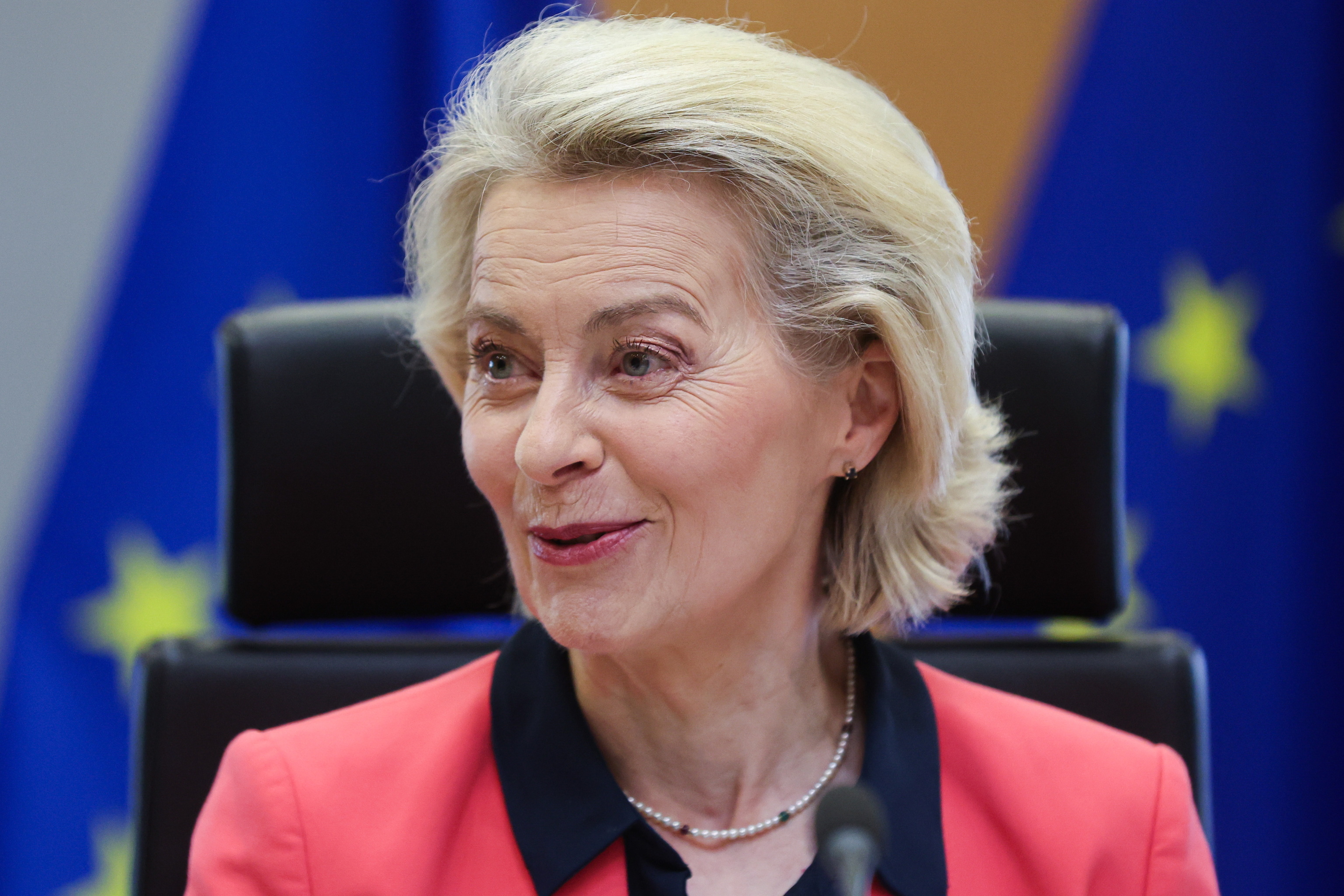 El PP Europeo presiona a Von der Leyen y le muestra su enfado por permitir a España usar los fondos UE para las pensiones: "Cambian las reglas a mitad de partido"