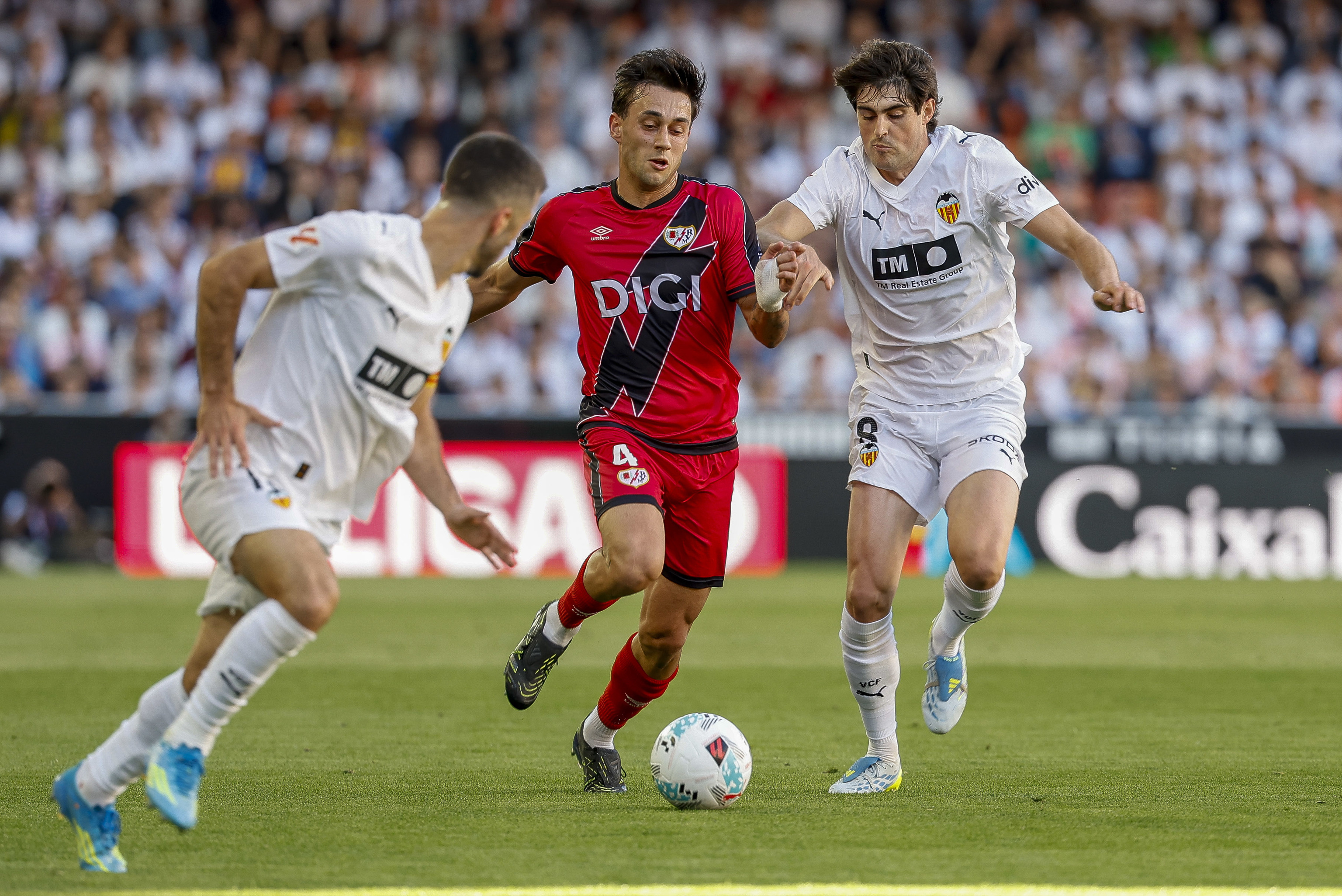 El Valencia araña un punto ante el Rayo que no alivia a Mestalla