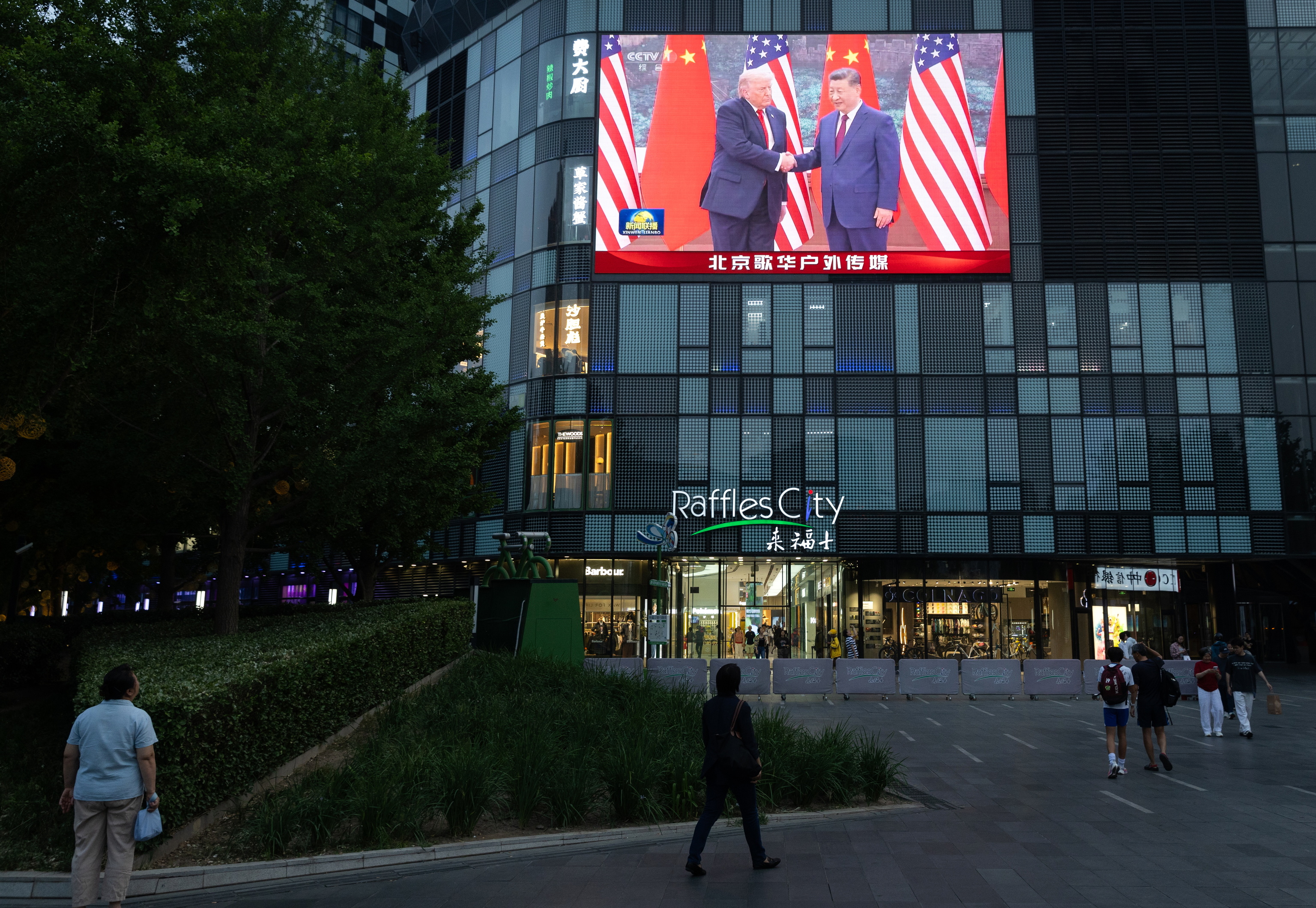 Detrás de la pompa imperial: la urraca de Trump, el show del presentador de Fox News pidiendo una salchicha a un robot y empujones entre el servicio secreto estadounidense y agentes chinos