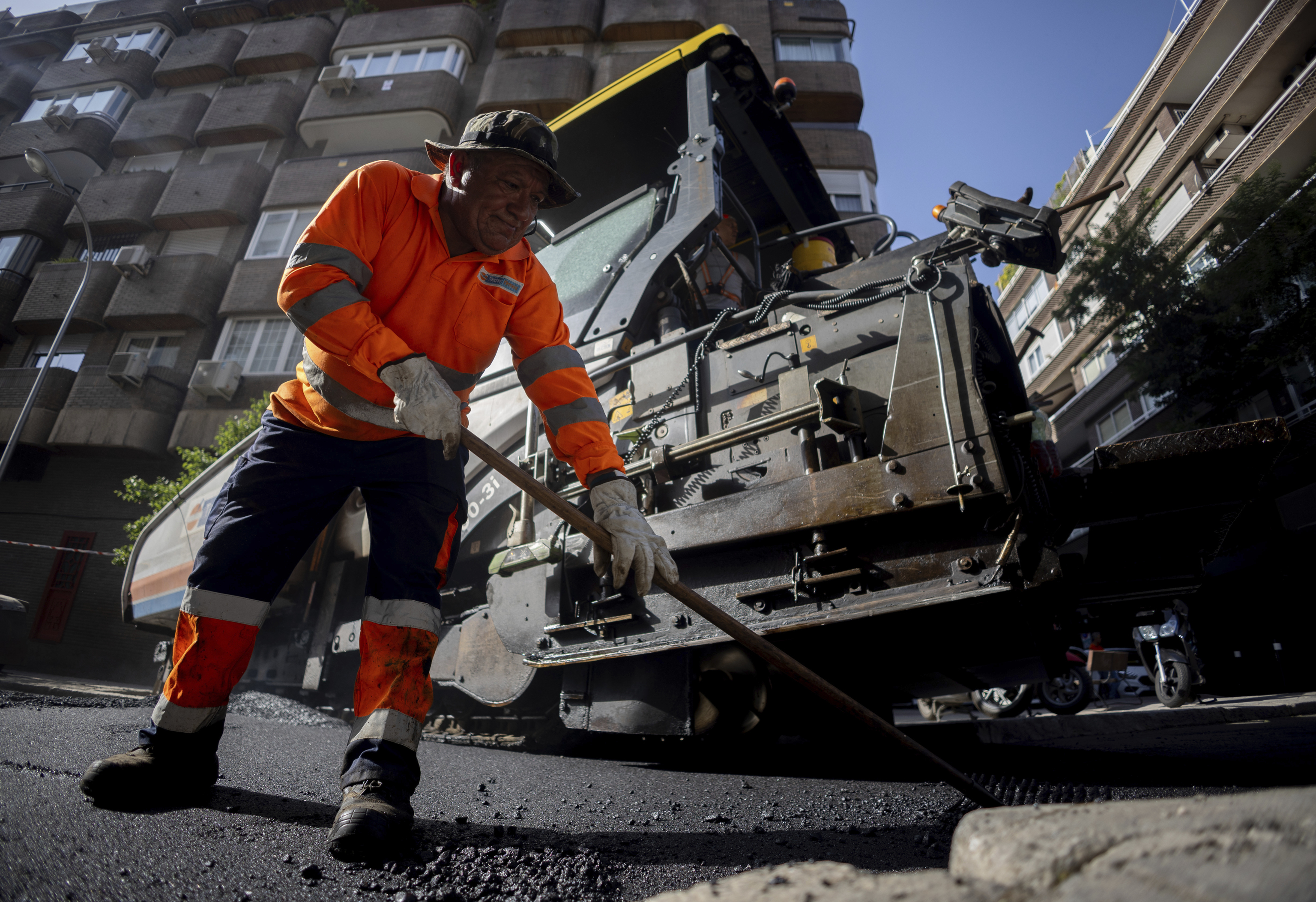 La guerra en Oriente Próximo deja en el aire la operación asfalto de las carreteras españolas para este verano: casi 900 millones licitados, en peligro de parálisis