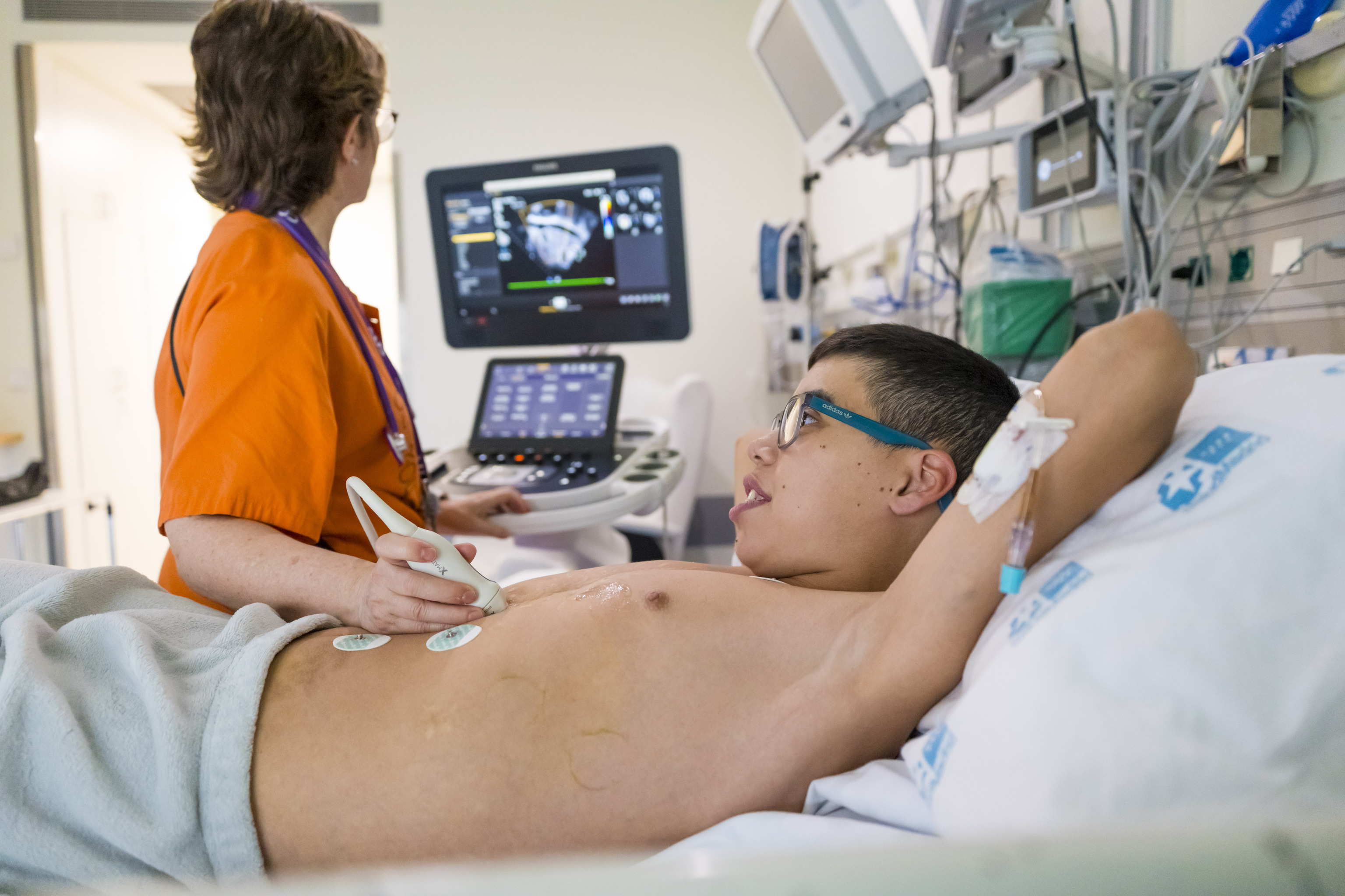 La técnica pionera que ha evitado un trasplante cardiaco a Bryan y solo realizan tres centros en el mundo Los menores nacidos con cardiopatías congénitas a menudo tienen conexiones anómalas en la circulación linfática que empeoran su salud y su calidad de vida. El Hospital Gregorio Marañón es el primero en Europa en usar la linfangiografía dinámica con resonancia magnética para diagnosticarlas adecuadamente y poder realizar un cateterismo linfático Leer