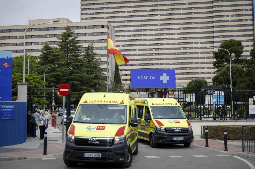 El paciente español con hantavirus sigue estable y mejorando Continúan sin síntomas los otros 13 viajeros del Hondius que guardan cuarentena también en el Gómez Ulla y las dos mujeres aisladas en Alicante y Barcelona como contactos de un caso confirmado Leer