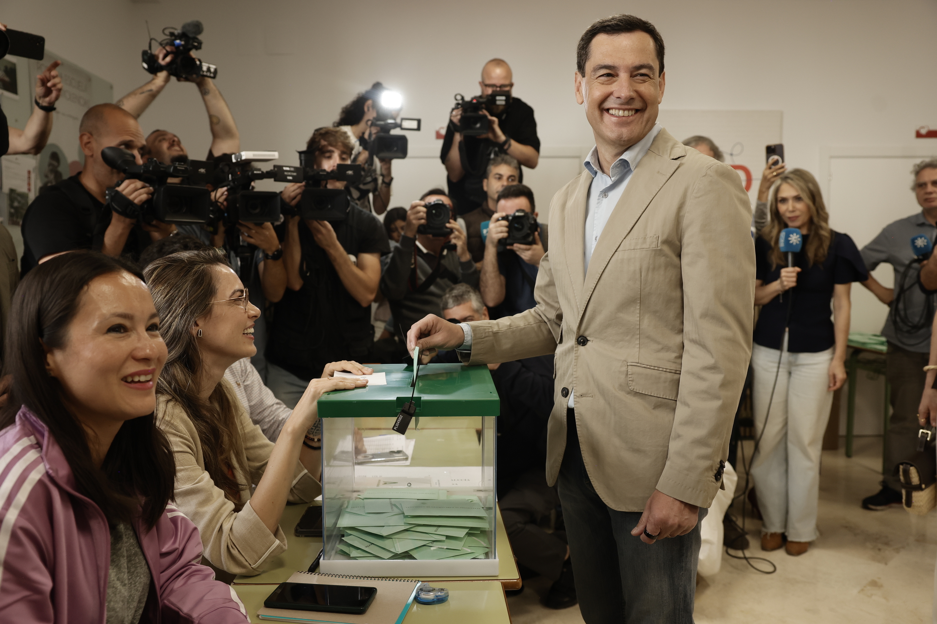 El PP gana las elecciones pero está a tres escaños de la mayoría absoluta en Andalucía, con el 50 del voto escrutado Adelante Andalucía se dispara en la izquierda y cuadruplica su representación en el Parlamento Leer