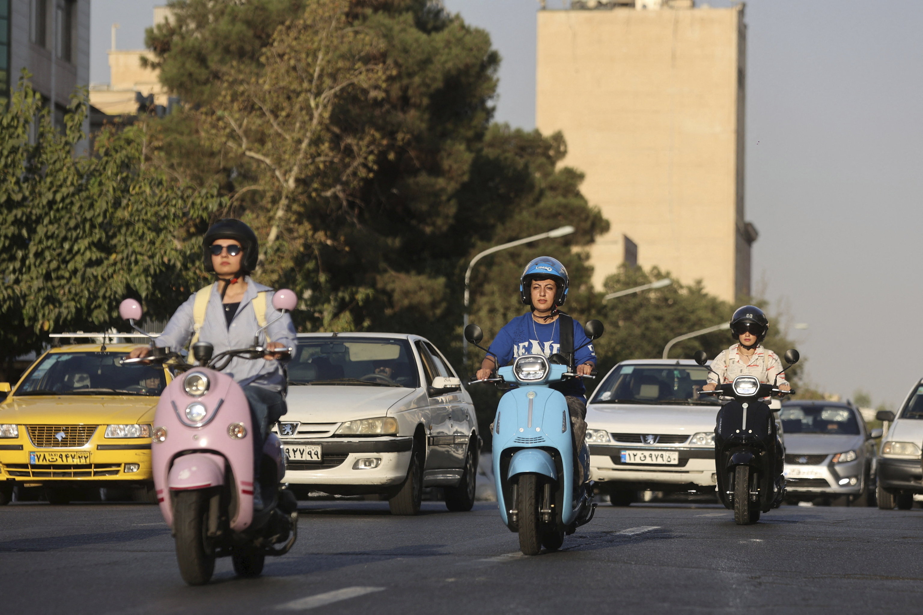 Mujeres en motocicleta, en Teherán.