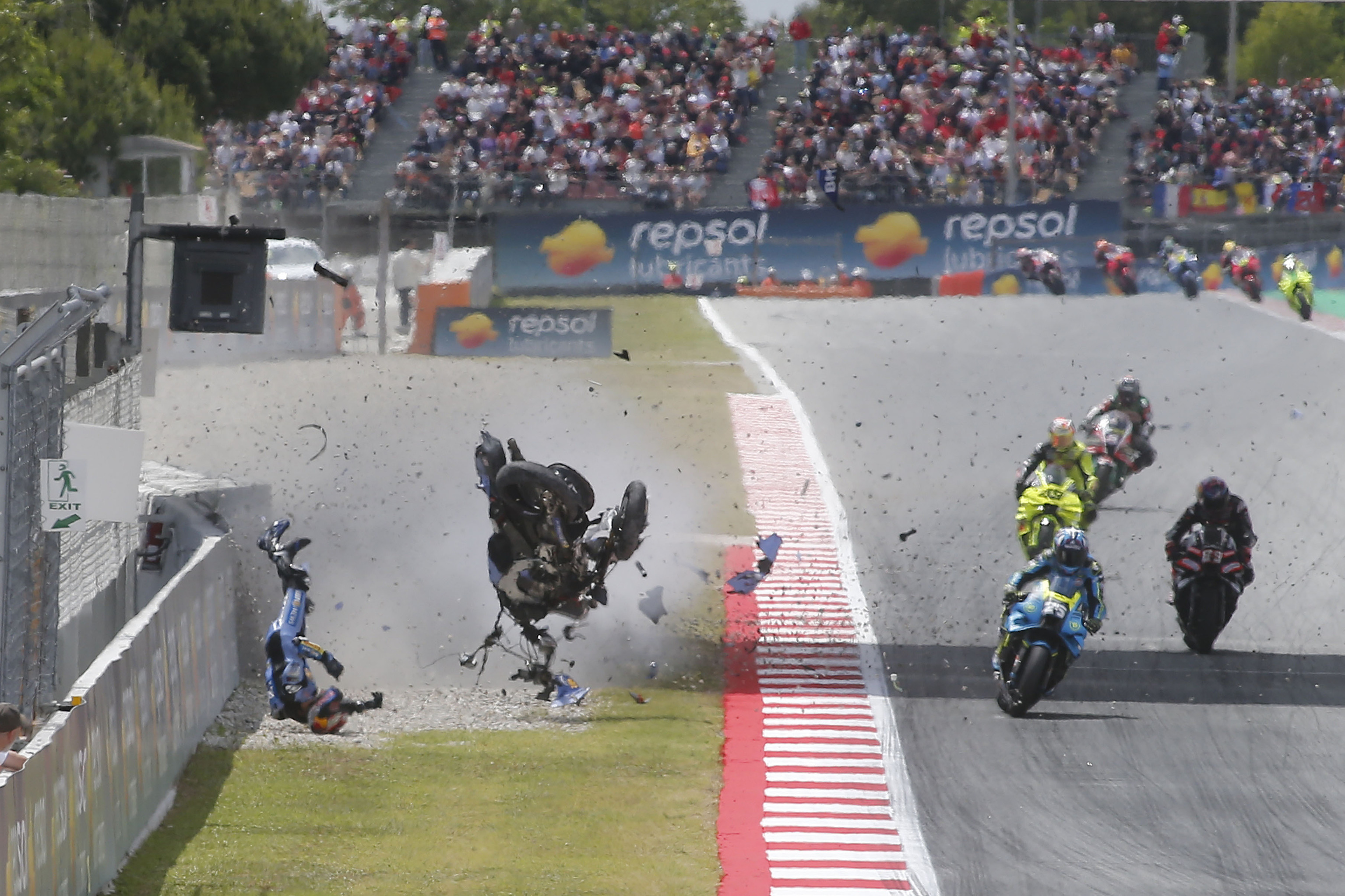 El debate que sigue al grave accidente de Álex Márquez: Es muy feo que hayamos vuelto a la pista Los pilotos se muestran muy críticos con la decisión de continuar en carrera tras lo sucedido en el Gran Premio de Cataluña, en Montmeló Leer
