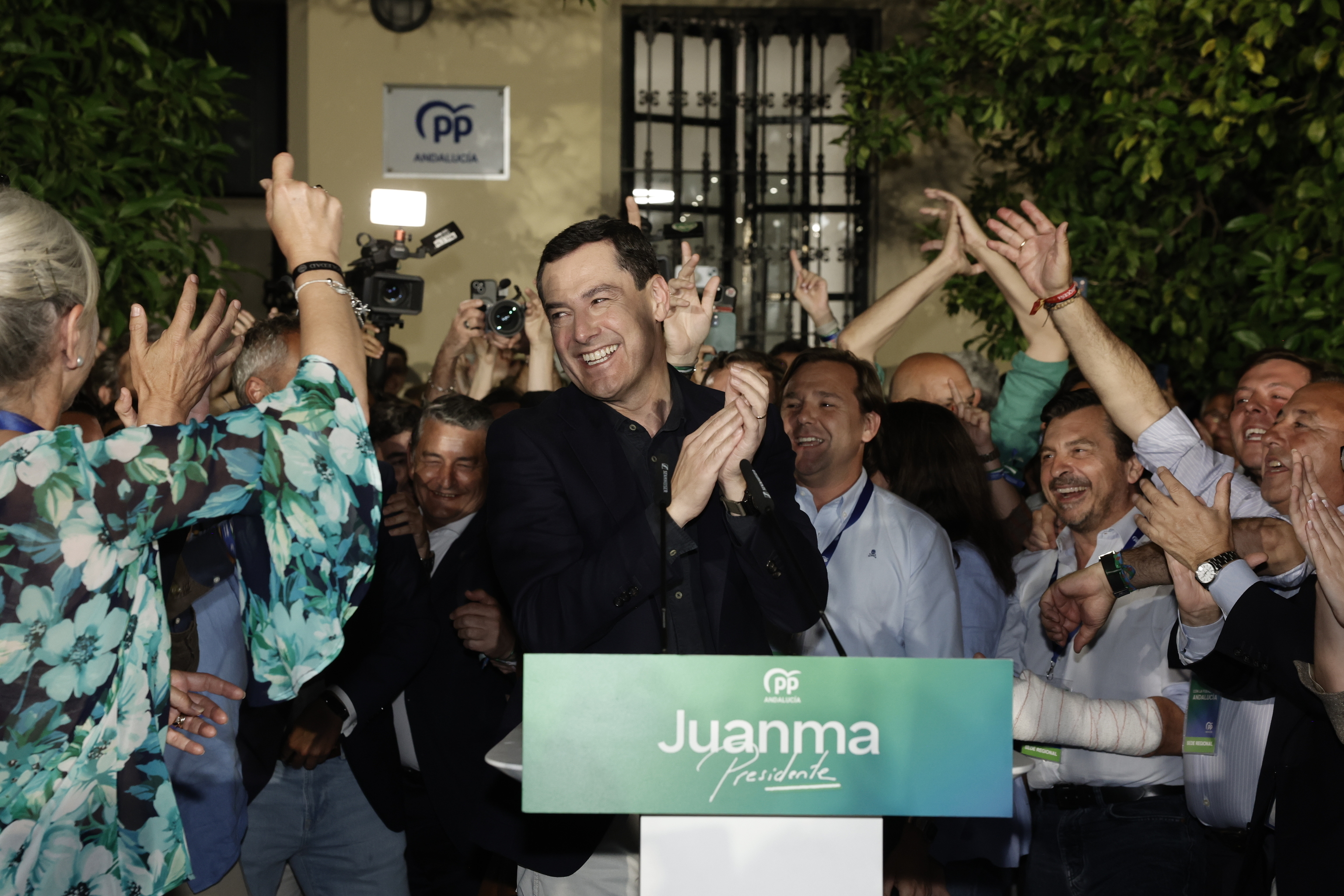 Muchos castigos y un par de sonrisas el 17-M: el PSOE cae en sus feudos; Vox ya es segundo en Almería y Adelante es un gigante en Cádiz Pese a su retroceso, el partido de Juanma Moreno volvió a ser el más votado en las ocho provincias y en las capitales por segunda vez consecutiva Leer