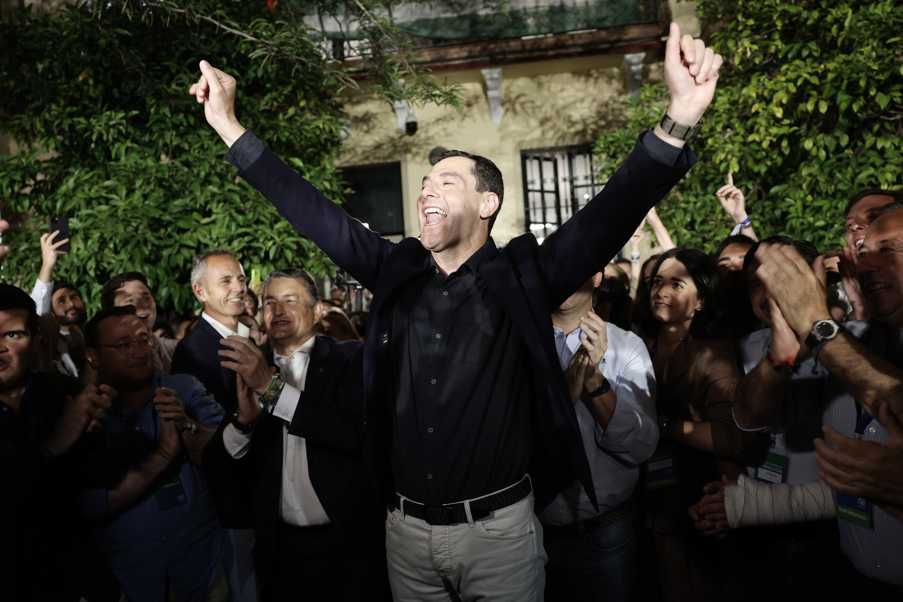 Moreno logra un triunfo  insuficiente para evitar a Vox pese al descalabro histórico del PSOE El PP se queda a sólo dos diputados de la mayoría absoluta pese a lograr casi 150.000 votos más en una jornada en la que el PSOE de Montero y Pedro Sánchez suma un nuevo fracaso electoral Leer